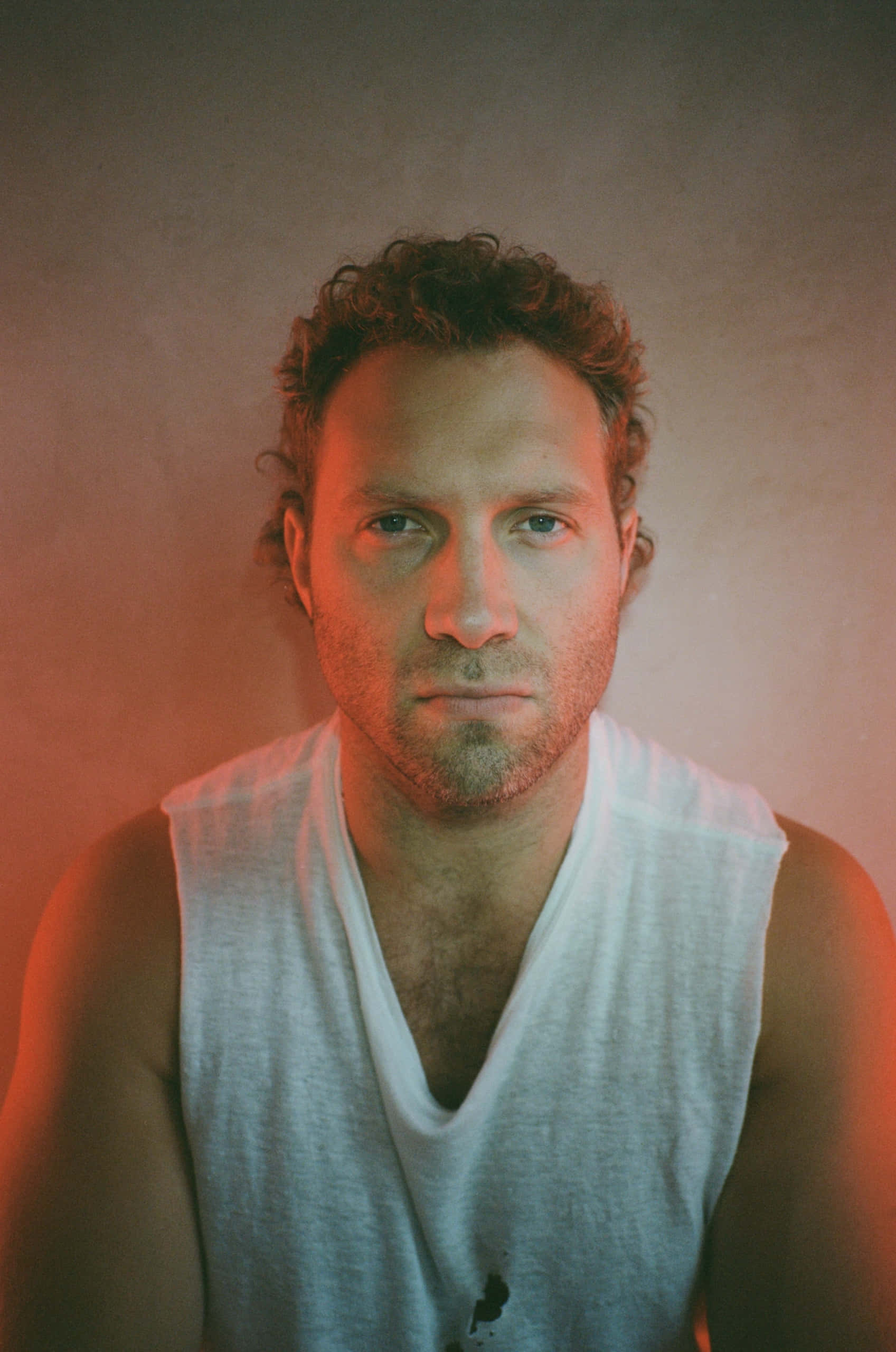 Jai Courtney, curly hair, stubble, 2K Phone Wallpaper