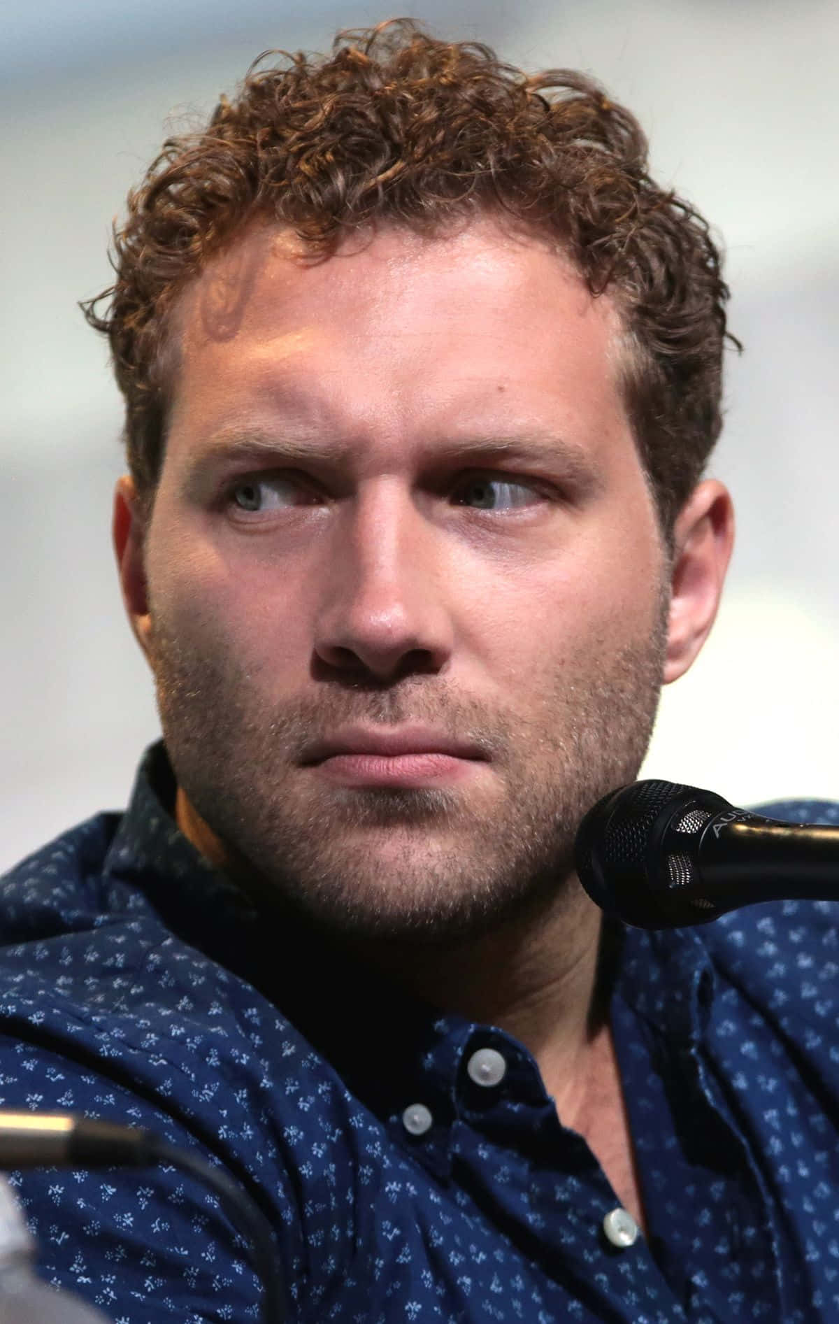 Jai Courtney, microphone, blue patterned shirt, HD Phone Wallpaper