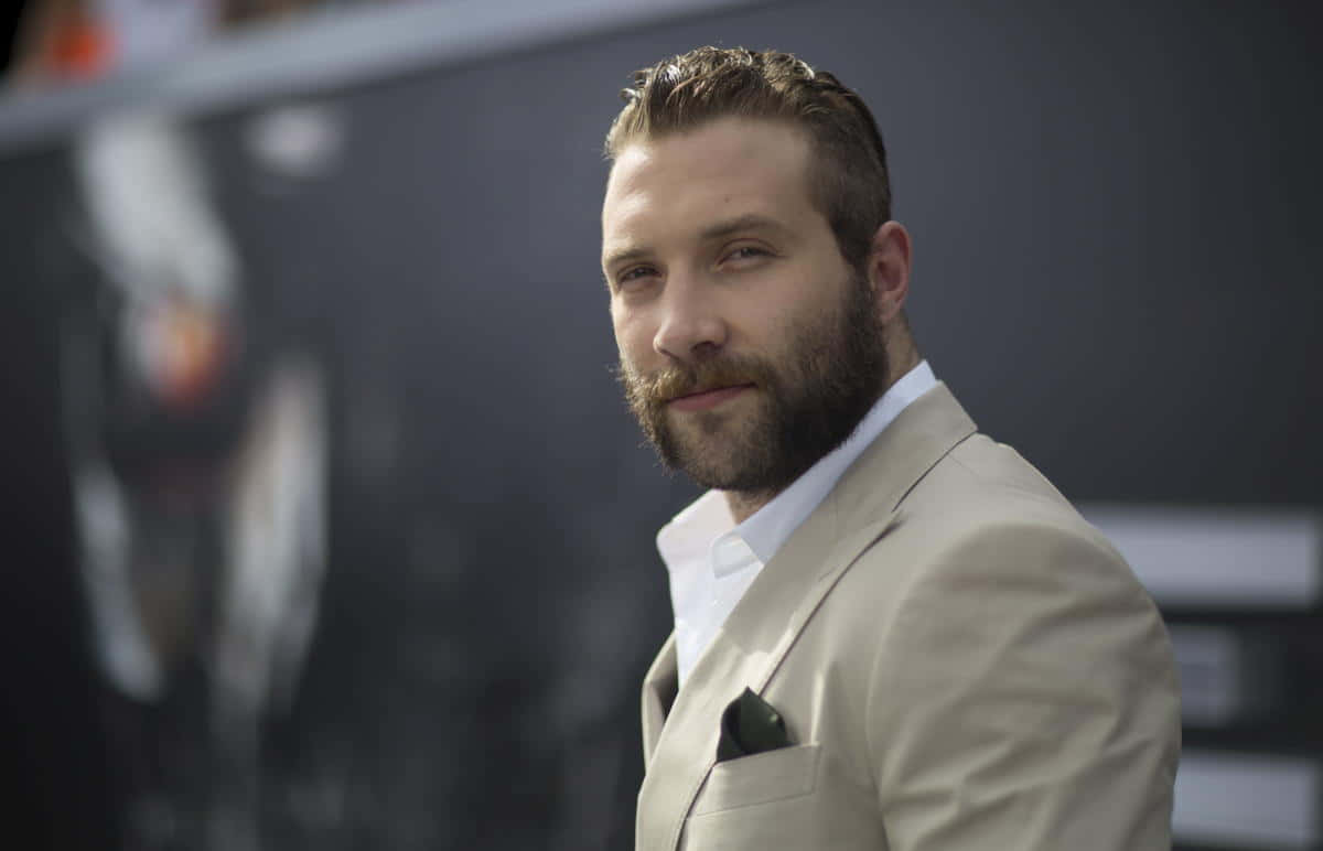 Jai Courtney, beige suit, white shirt, SD Desktop Wallpaper