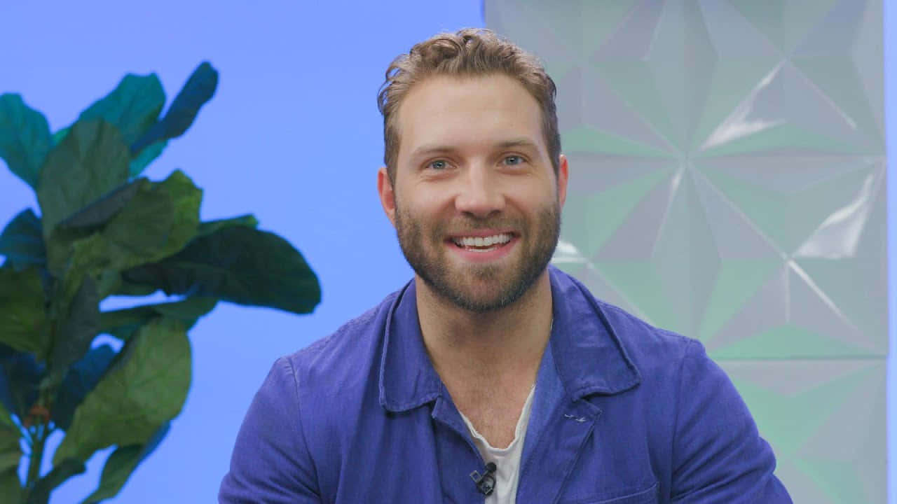 Jai Courtney, blue shirt, blue wall, HD Desktop Wallpaper