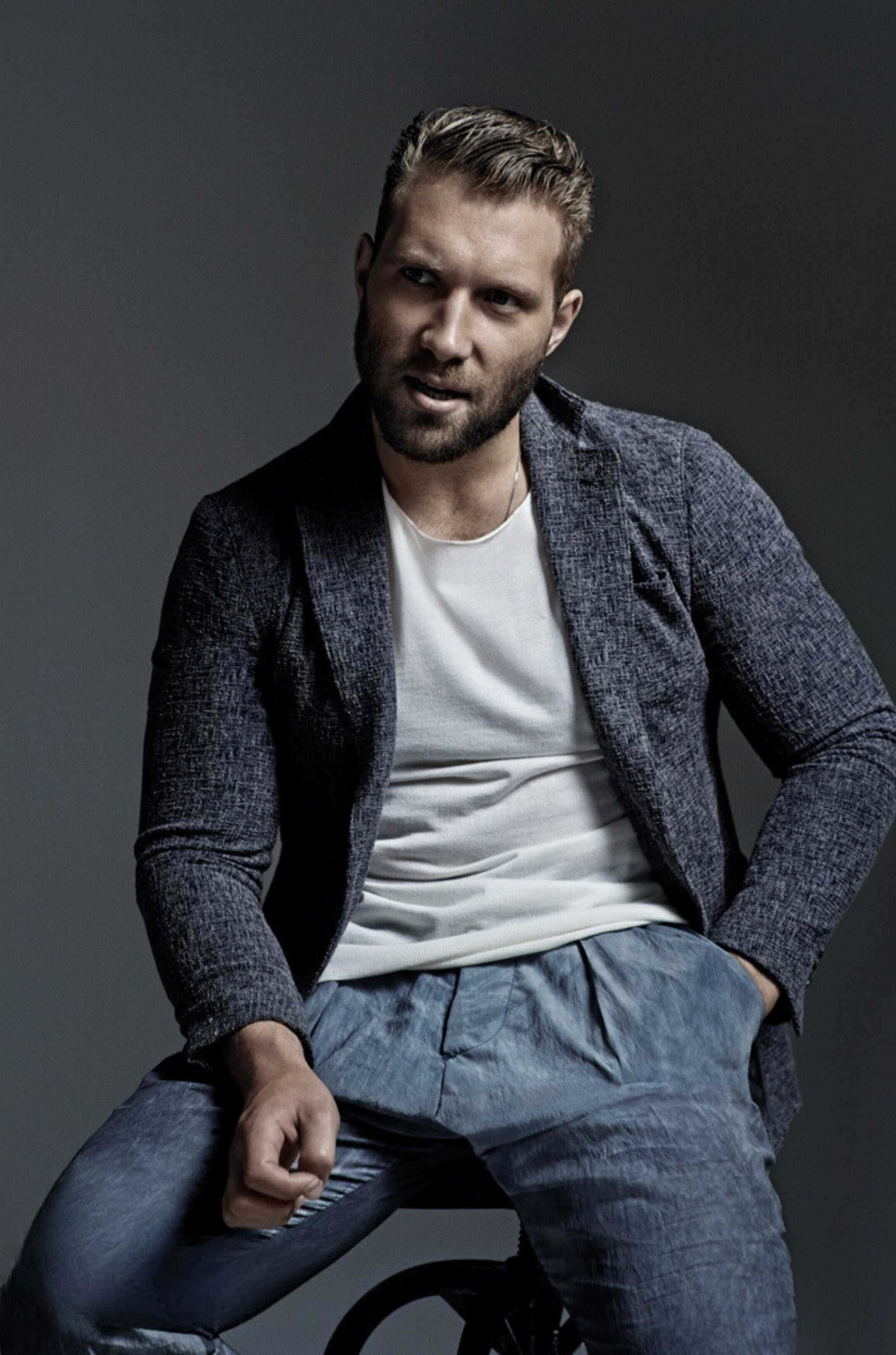 Jai Courtney, textured blazer, jeans, 2K Phone Wallpaper
