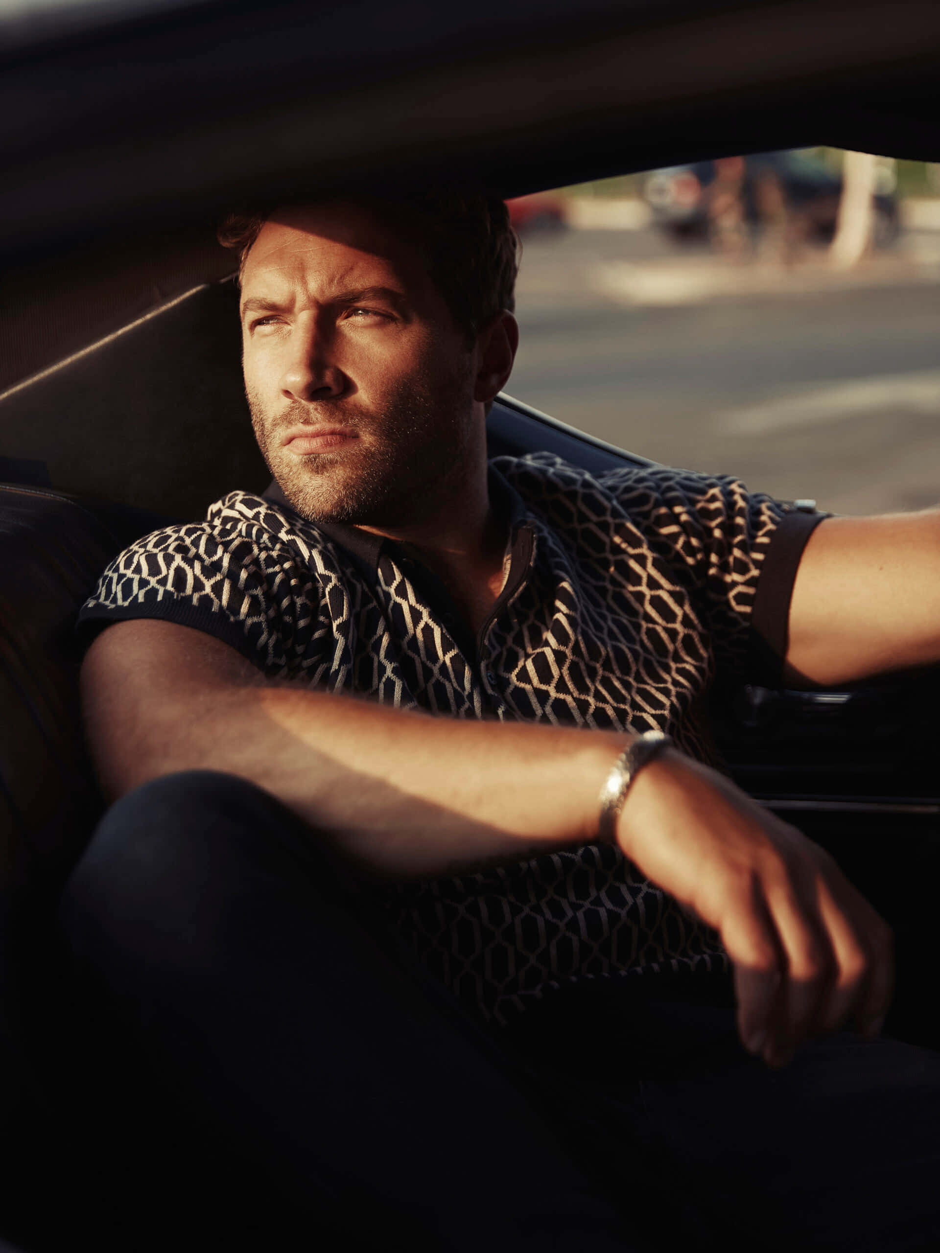 Jai Courtney, car, sunlight, 2K Phone Wallpaper
