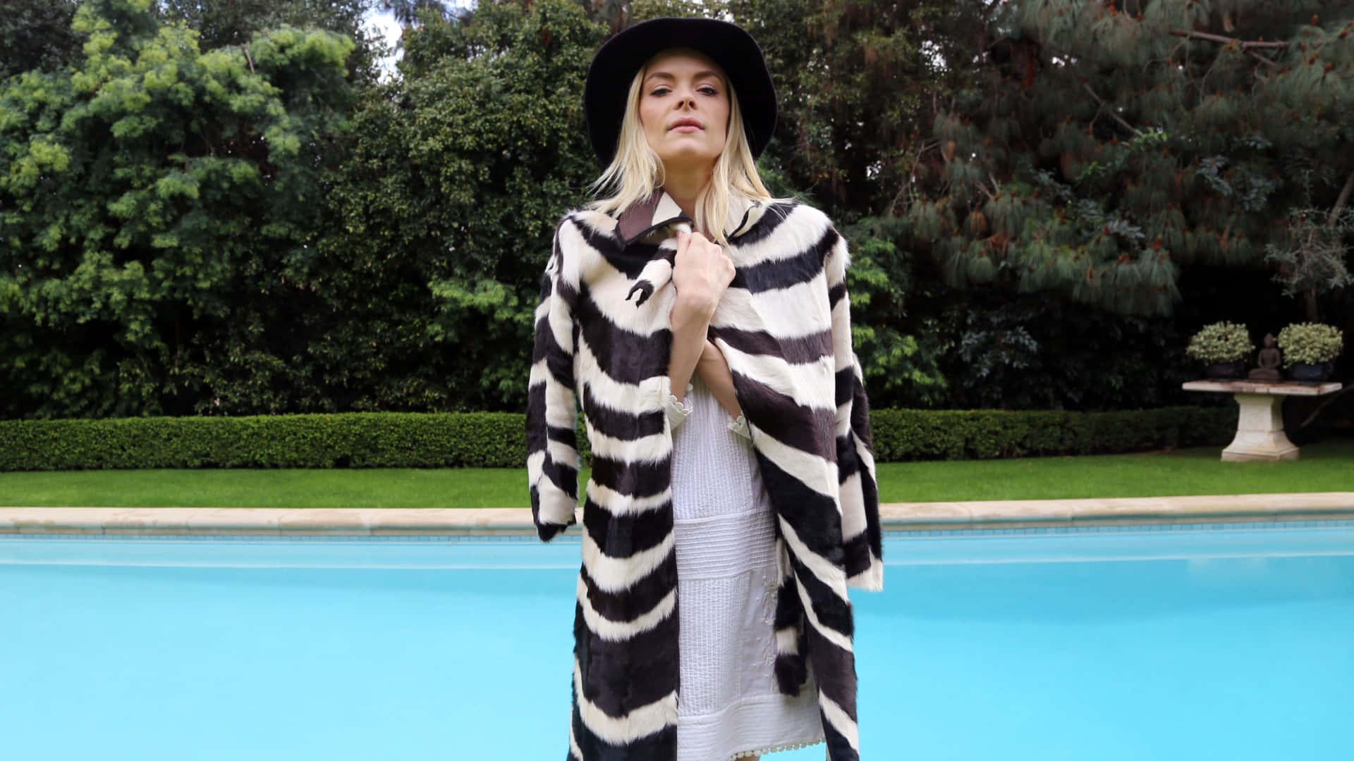 Jaime King, zebra-print fur coat, black hat, Full HD Desktop Wallpaper