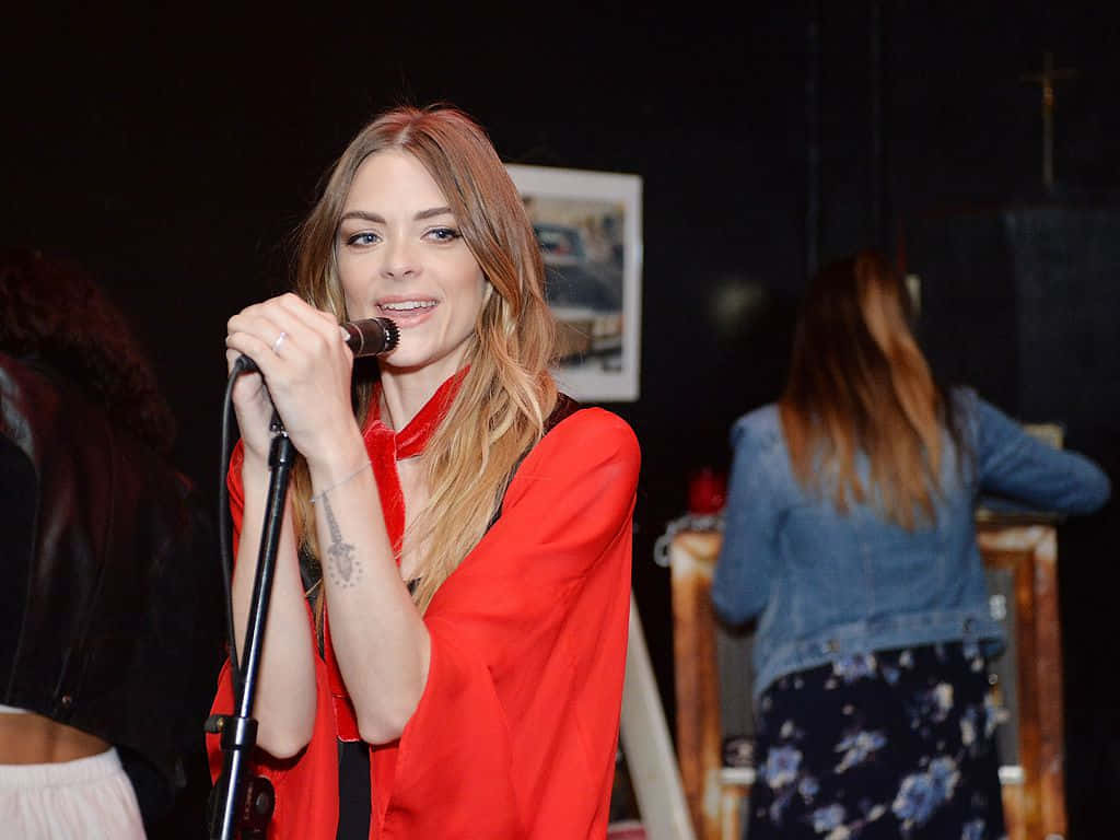 Jaime King, vibrant red blouse, microphone, SD Desktop Wallpaper