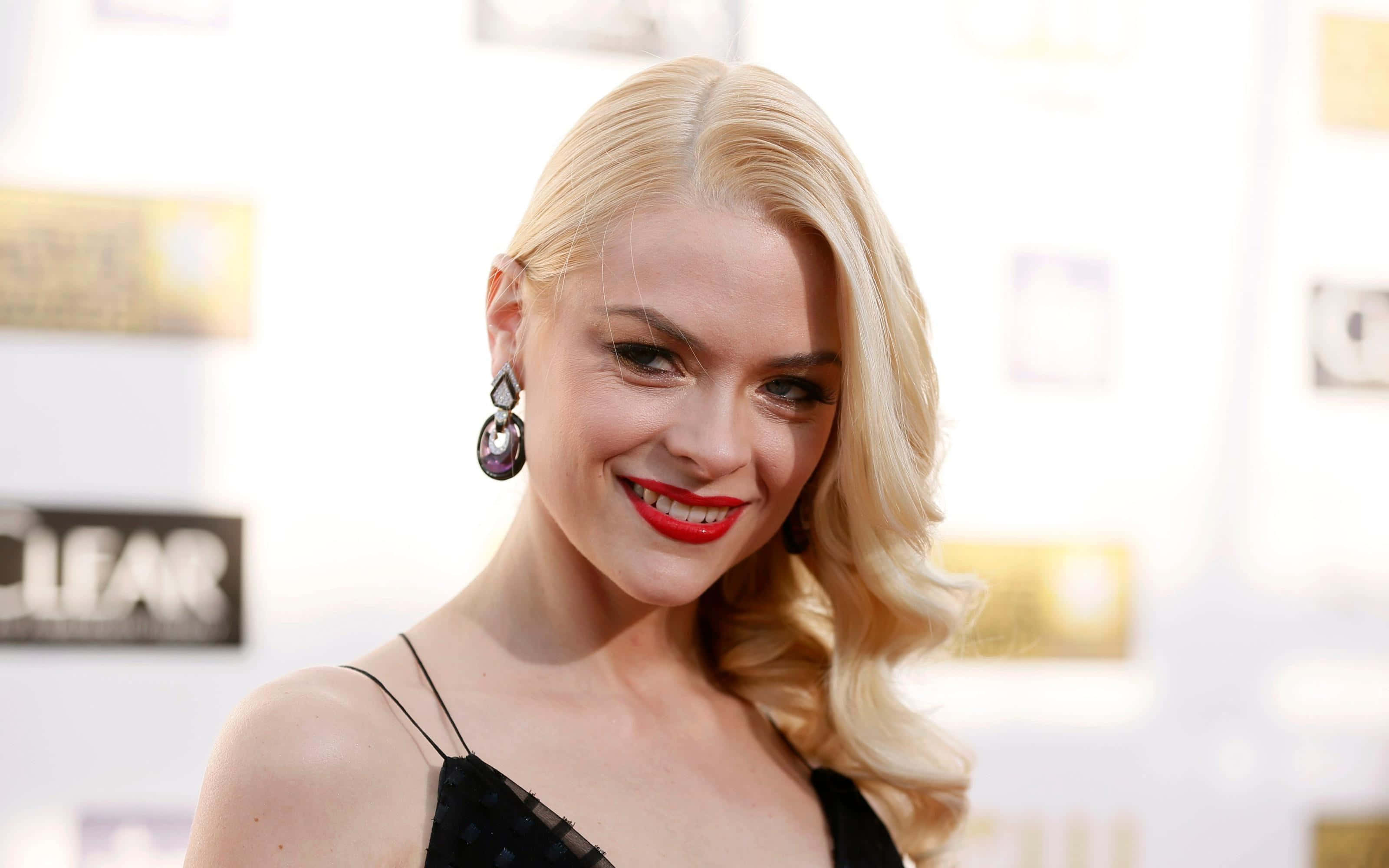 Jaime King, black dress, red lipstick, 2K Desktop Wallpaper