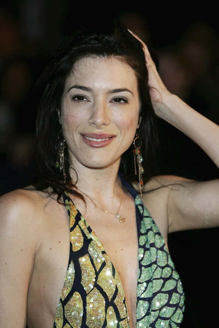 Jaime Murray, glittering gold and green patterned dress, dim event lighting, SD Phone Wallpaper