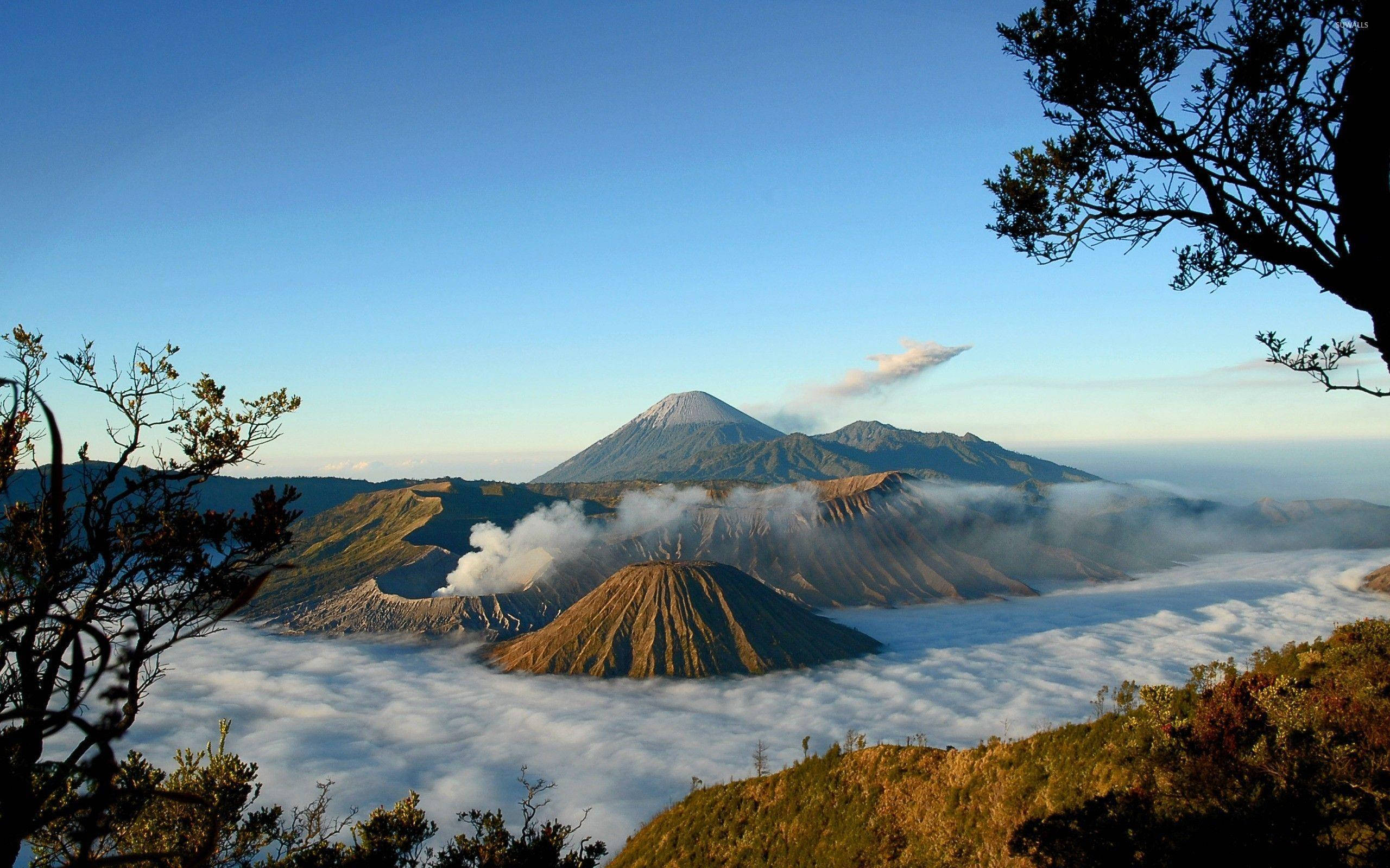 Jakarta, volcanic mountain, sea of clouds, 2K Desktop Wallpaper