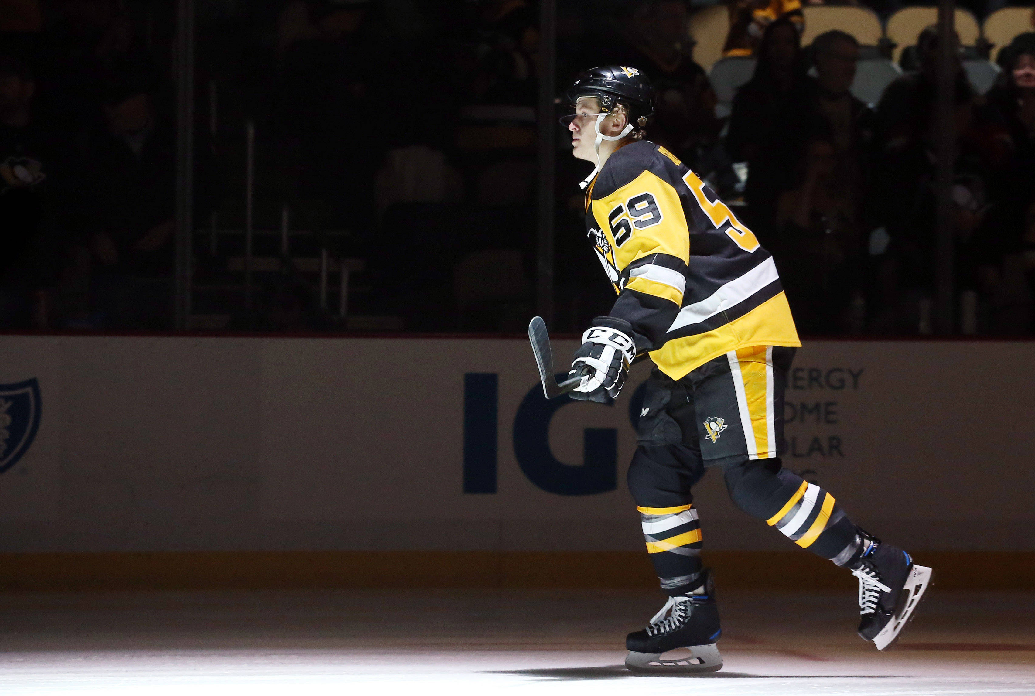 Jake Guentzel, black and yellow uniform, ice rink, 2K Desktop Wallpaper