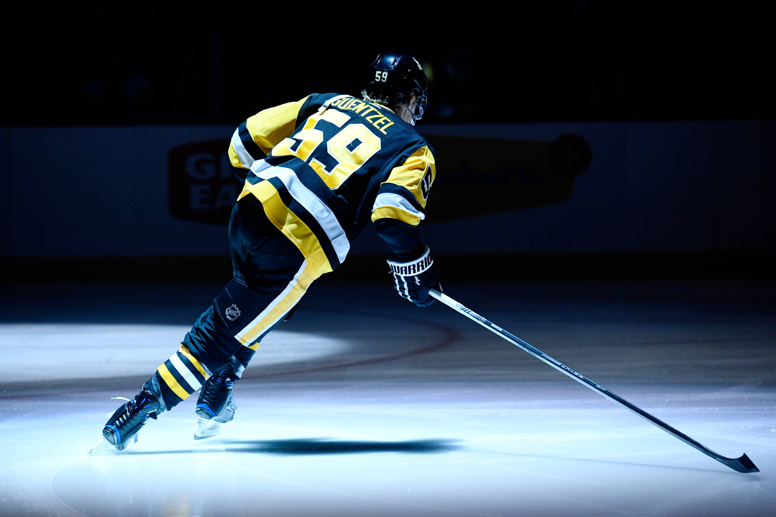 Jake Guentzel, No. 59, black and yellow gear, 2K Desktop Wallpaper