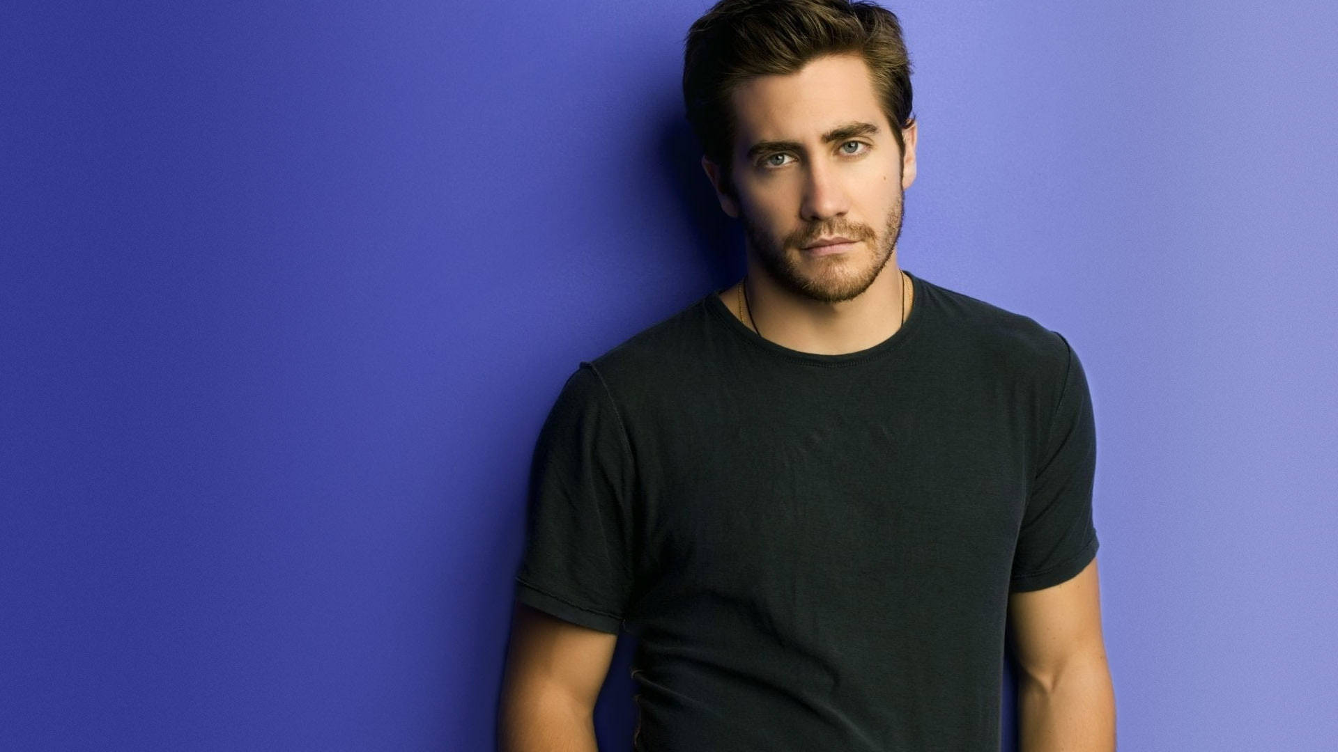 Jake Gyllenhaal, black t-shirt, solid blue studio background, Full HD Desktop Wallpaper
