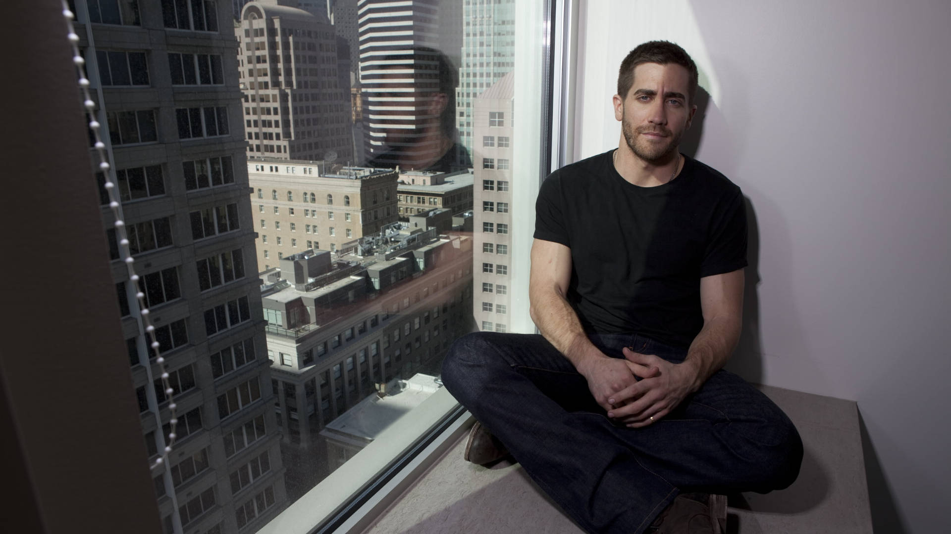 Jake Gyllenhaal, windowsill, dense urban skyline, Full HD Desktop Wallpaper