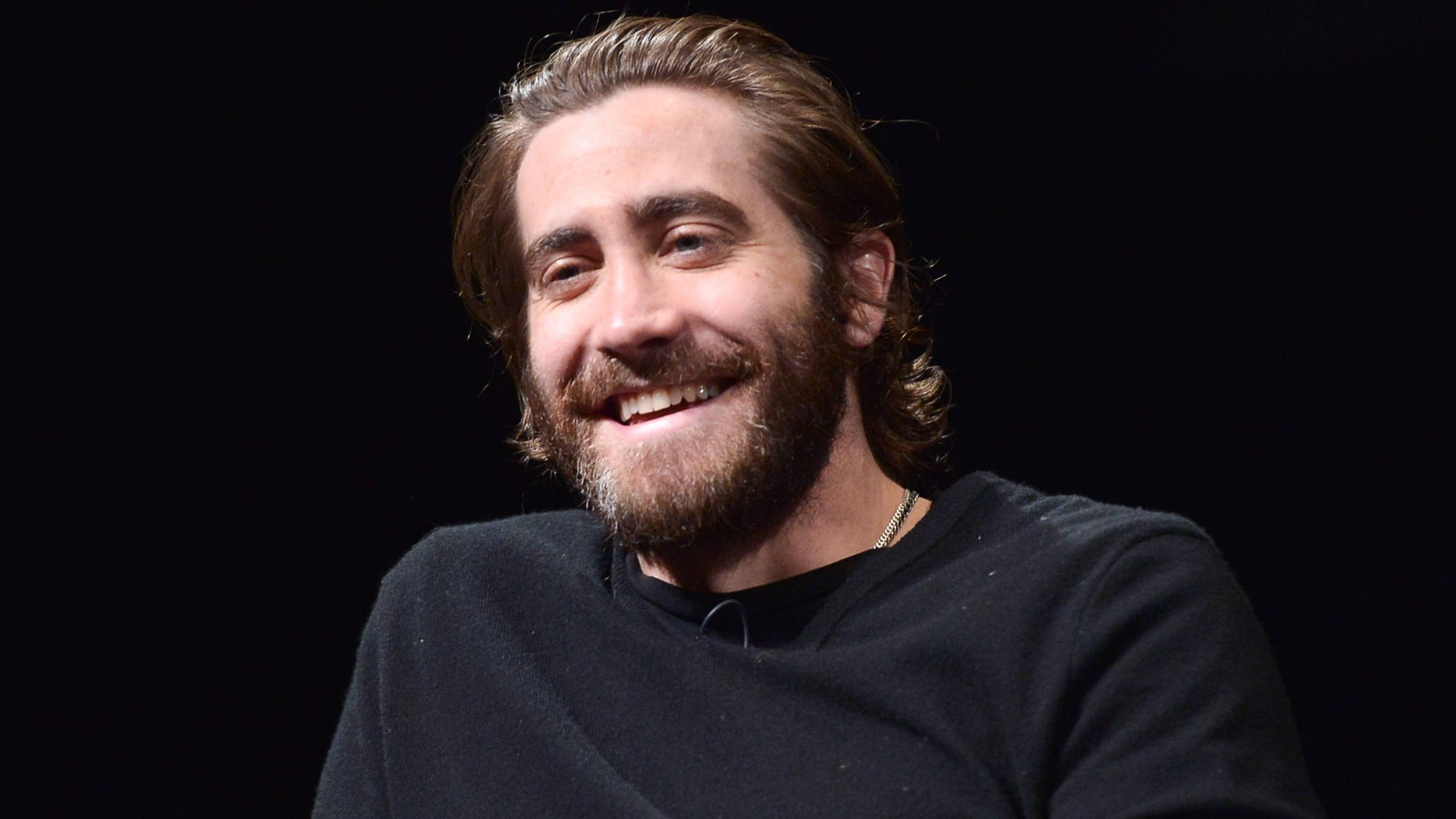 Jake Gyllenhaal, long hair, stark black background, 2K Desktop Wallpaper
