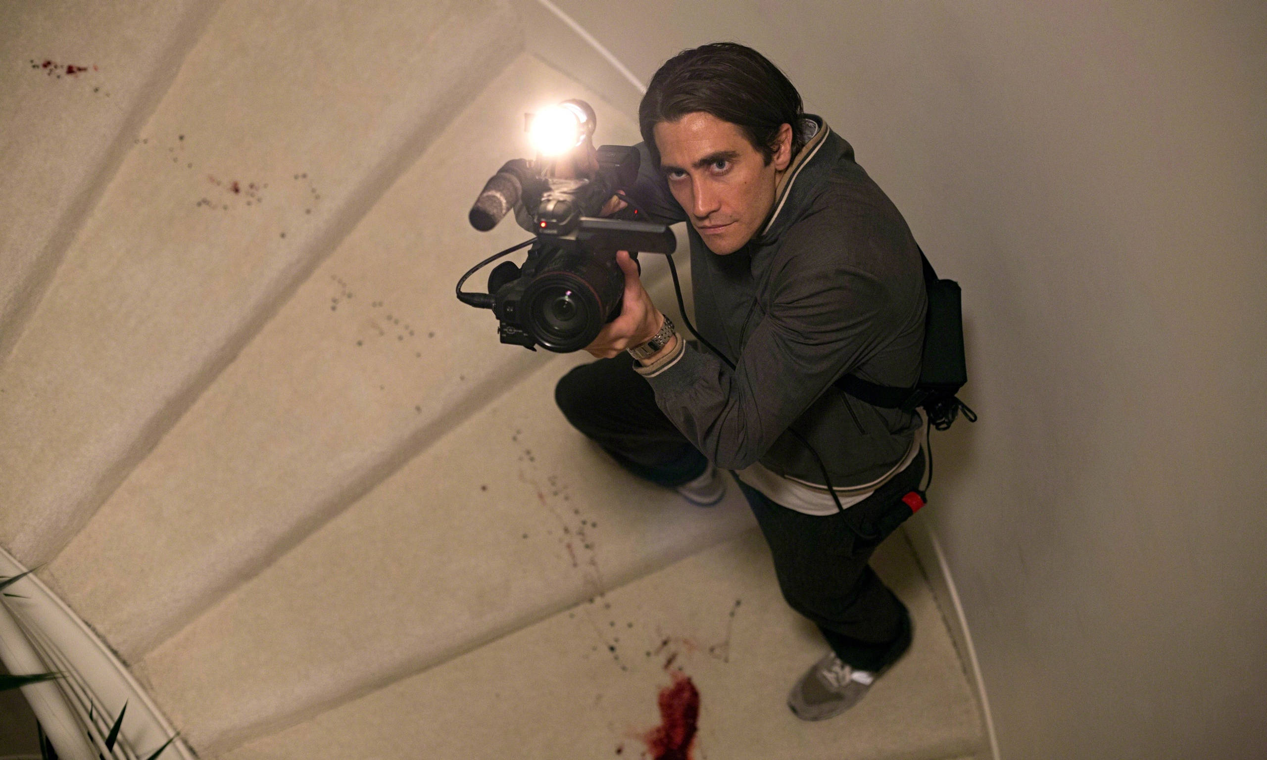 Jake Gyllenhaal, camera, stairwell, 2K Desktop Wallpaper