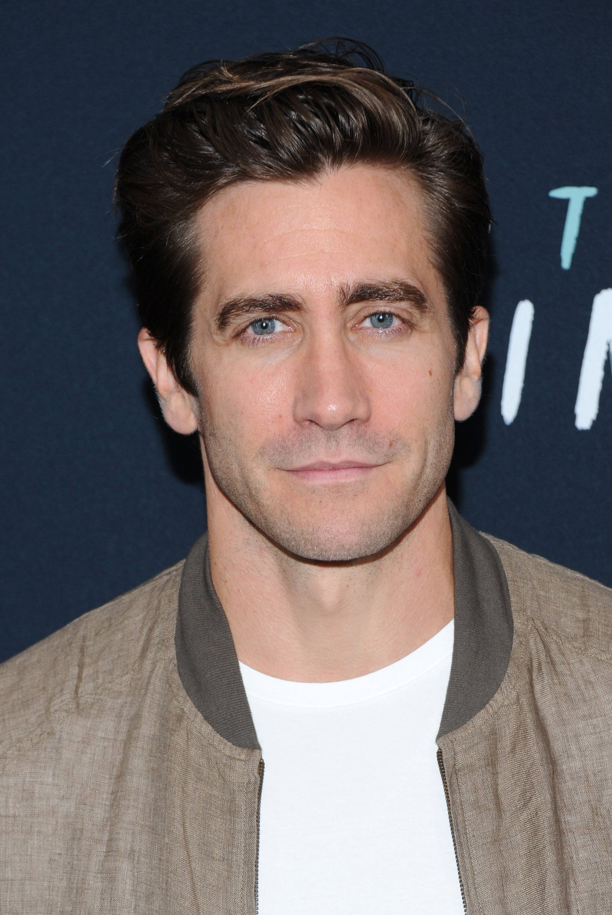 Jake Gyllenhaal, blue eyes, beige bomber jacket, 2K Phone Wallpaper