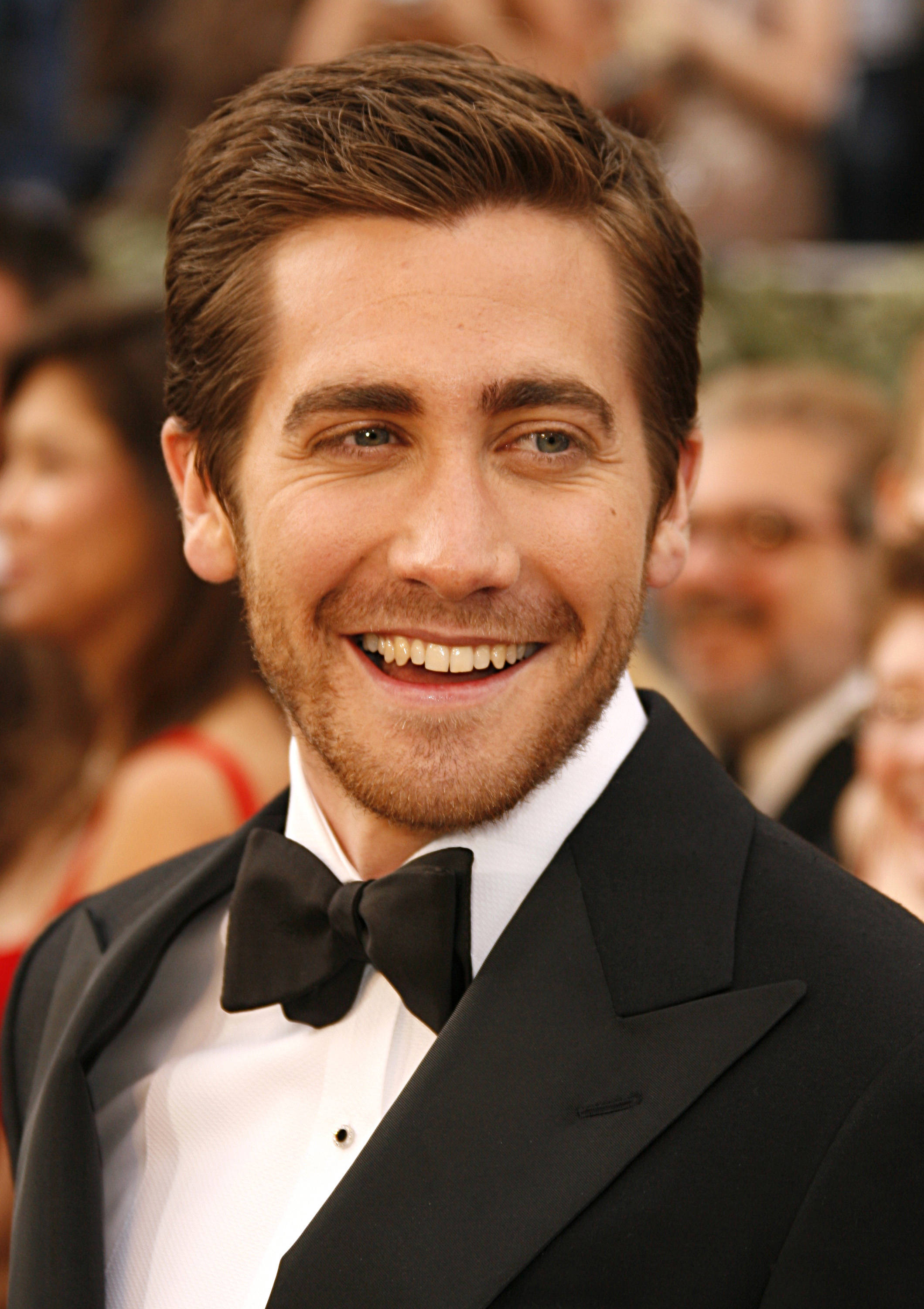 Jake Gyllenhaal, black tuxedo, bow tie, 2K Phone Wallpaper