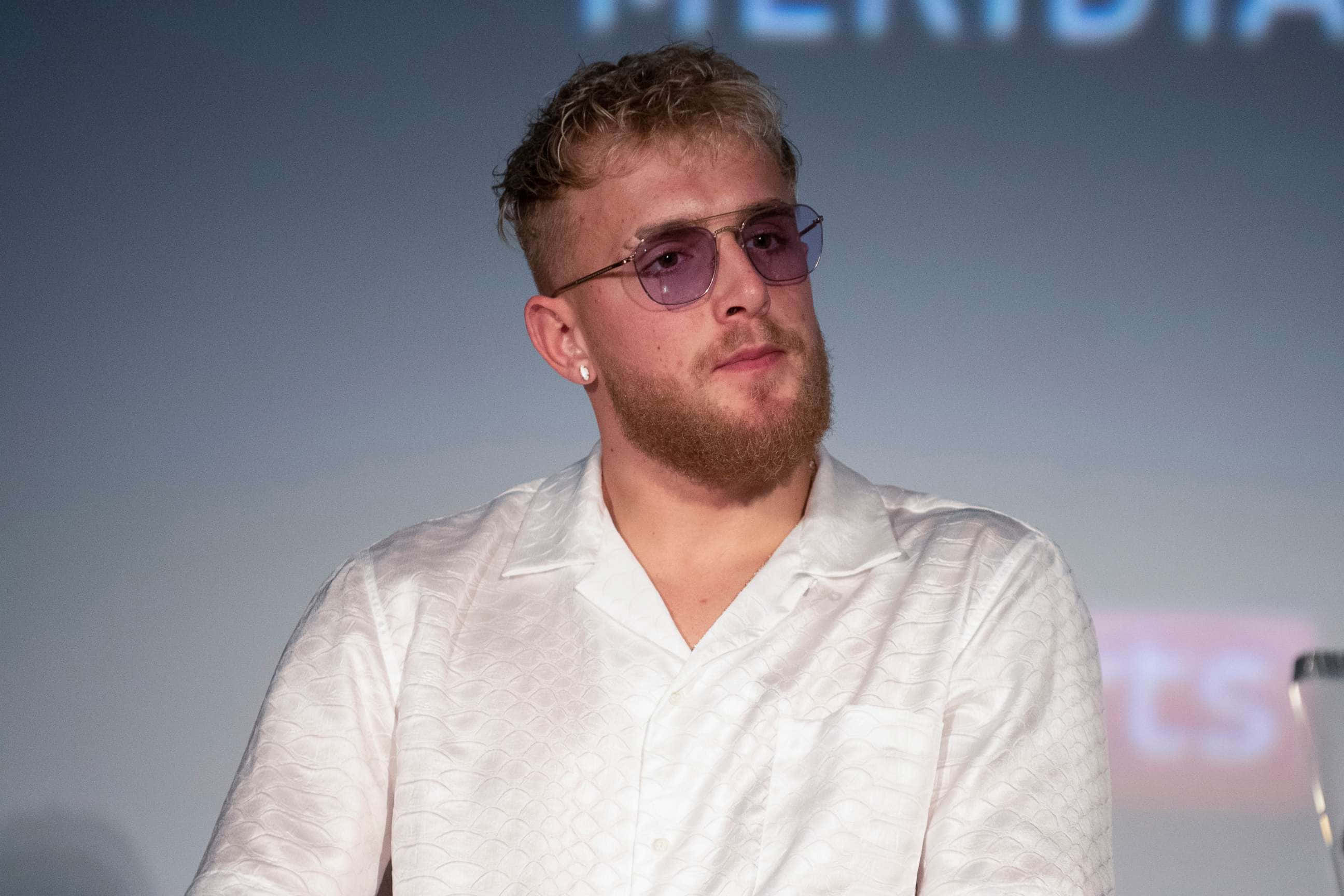 Jake Paul, press conference, white textured shirt, 2K Desktop Wallpaper