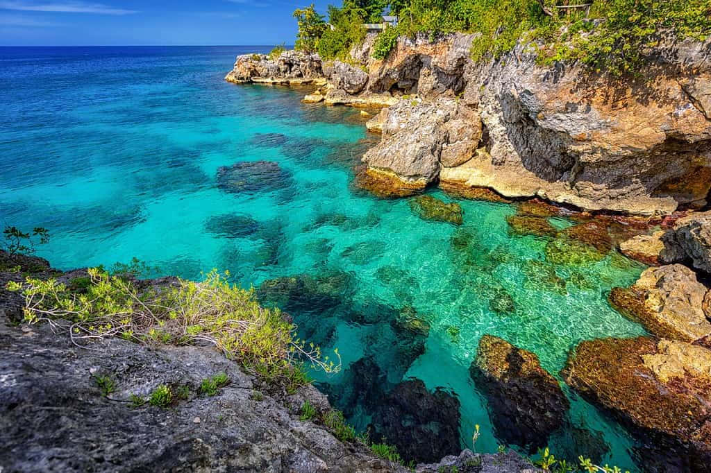 Jamaica, turquoise waters, rugged cliffs, SD Desktop Wallpaper