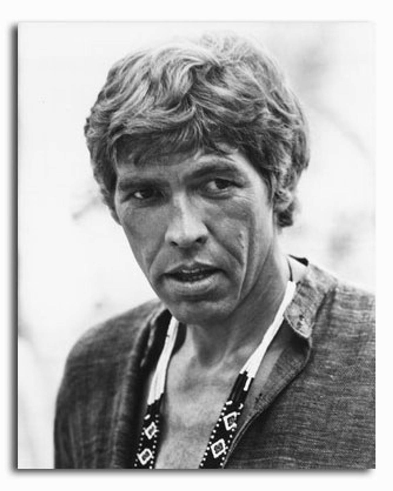 James Coburn, geometric printed shirt, black and white portrait, HD Phone Wallpaper