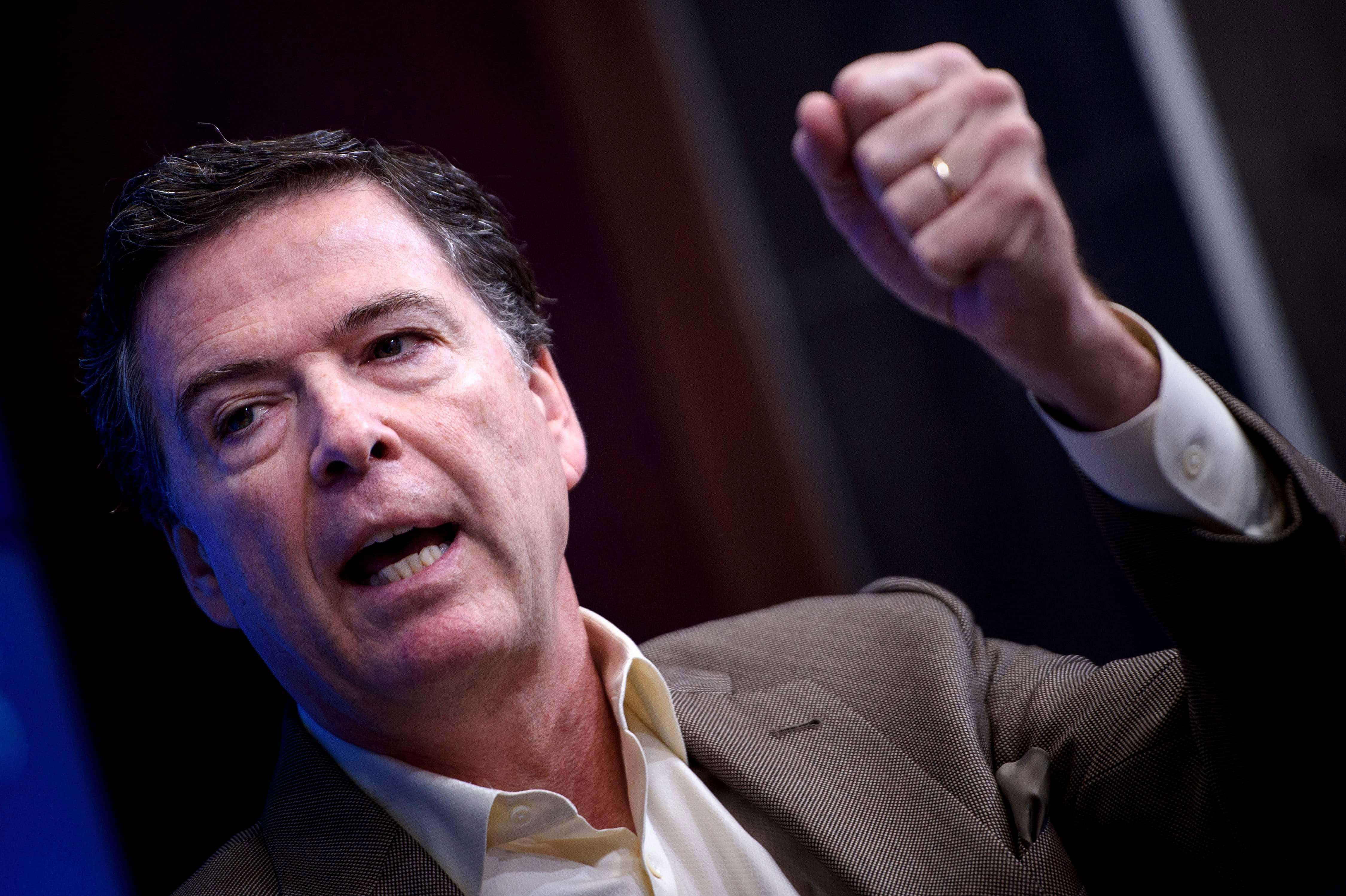 James Comey, suit, fist, 4K Desktop Wallpaper