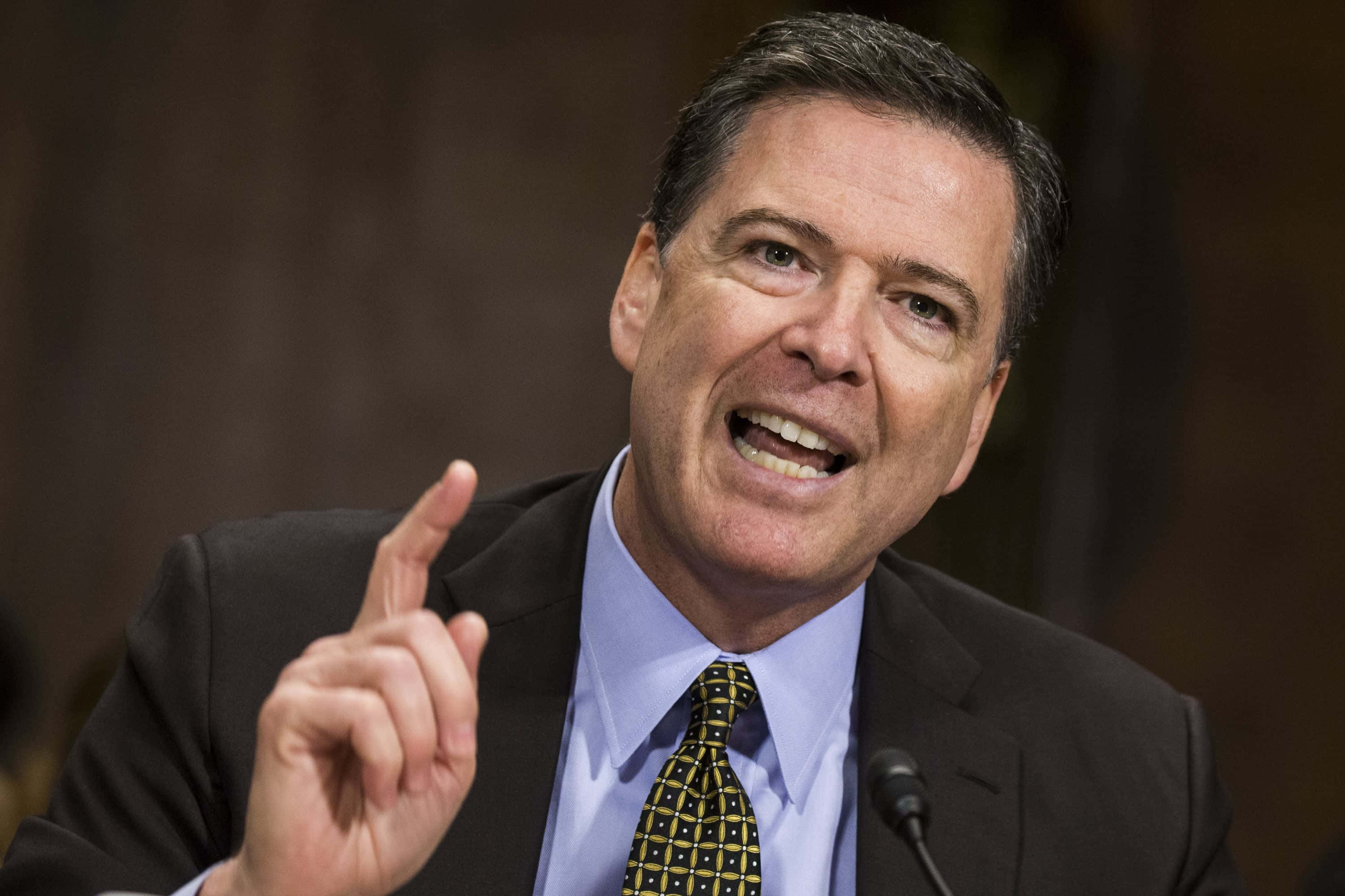 James Comey, suit, patterned tie, 2K Desktop Wallpaper