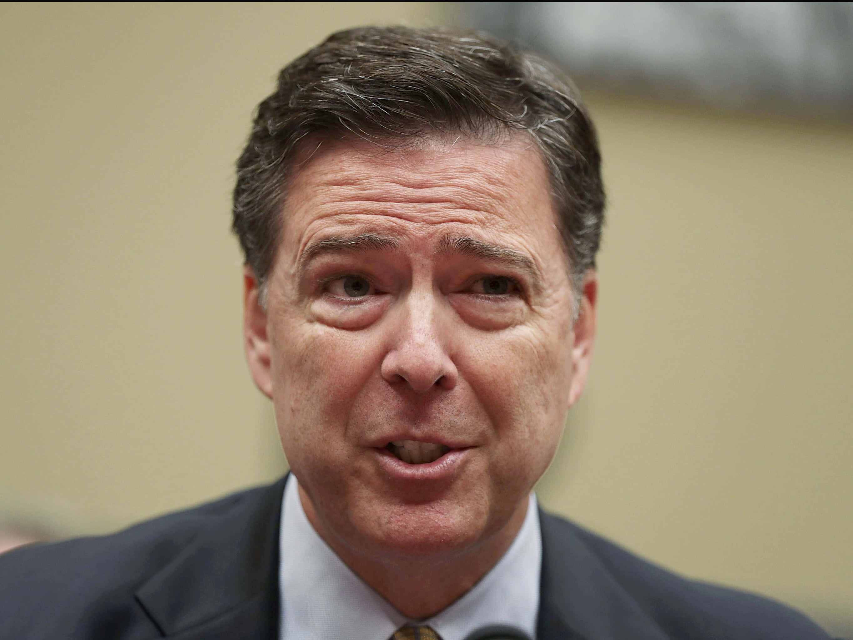 James Comey, suit, microphone, 2K Desktop Wallpaper