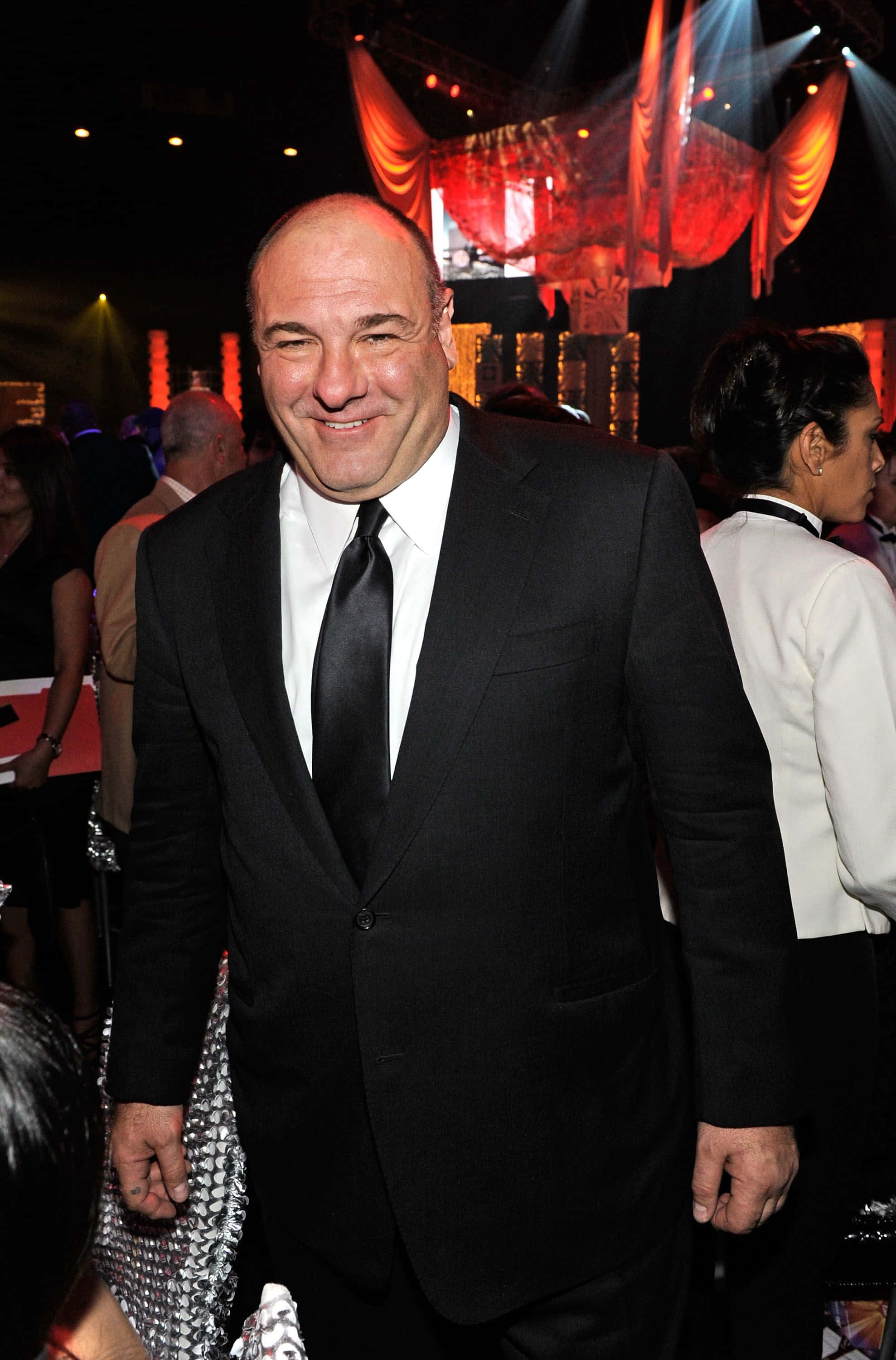 James Gandolfini, black suit, red-lit event, 2K Phone Wallpaper