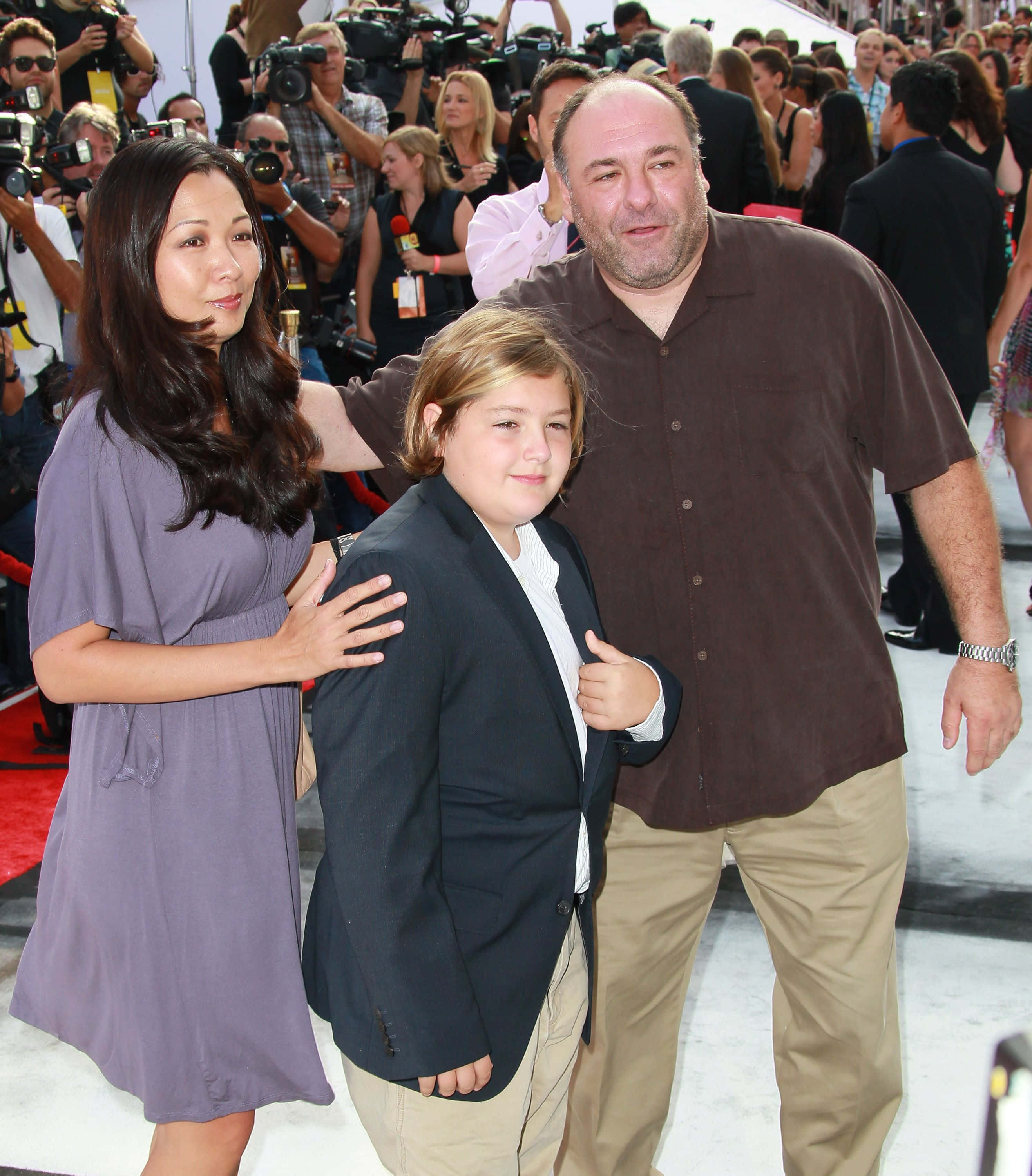 James Gandolfini, red carpet, photographers, 2K Phone Wallpaper