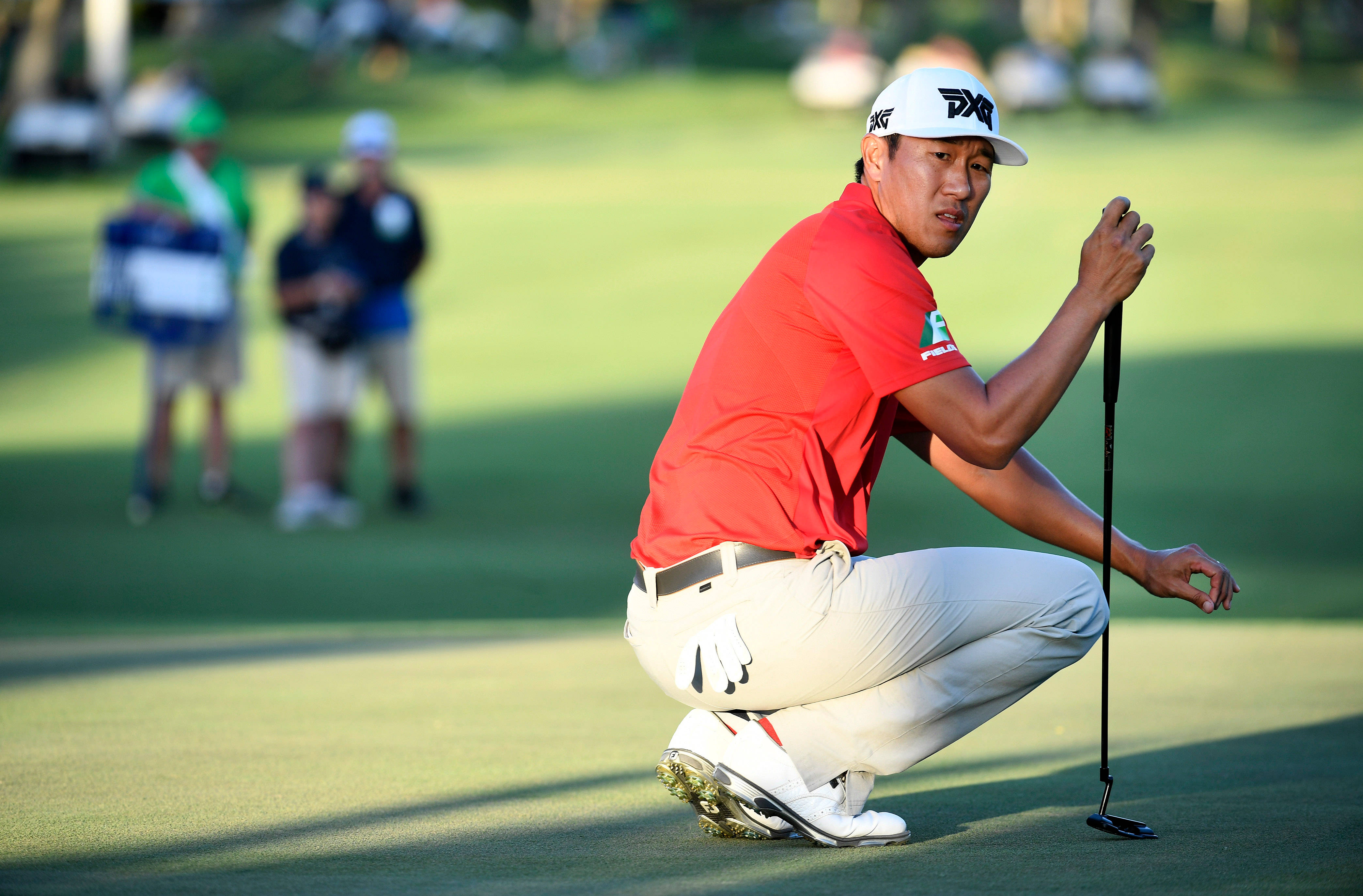 James Hahn, red shirt, putter, 4K Desktop Wallpaper
