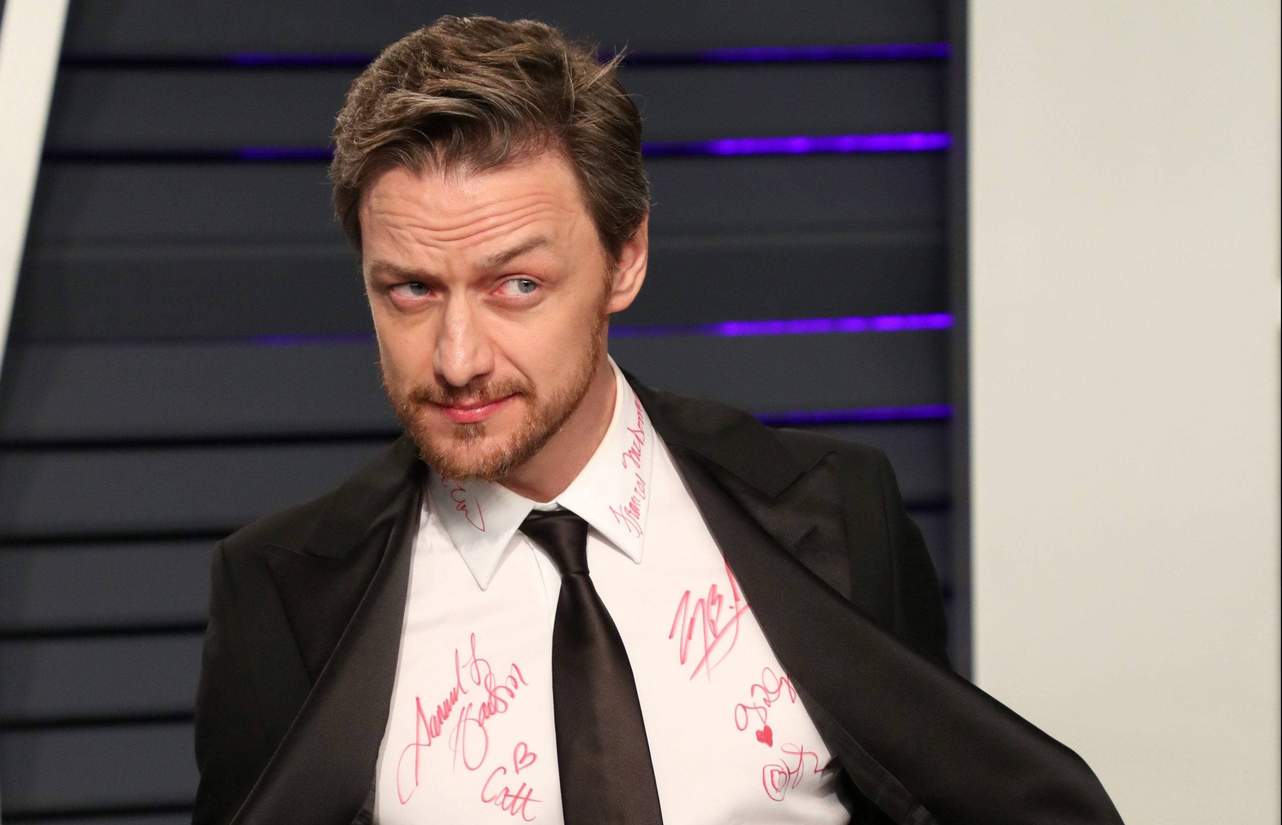 James McAvoy, black suit, white shirt, 2K Desktop Wallpaper