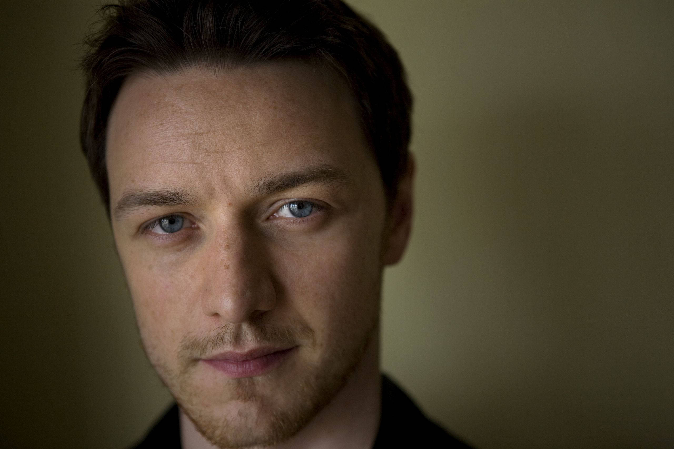James McAvoy, intense blue eyes, short dark hair, 2K Desktop Wallpaper
