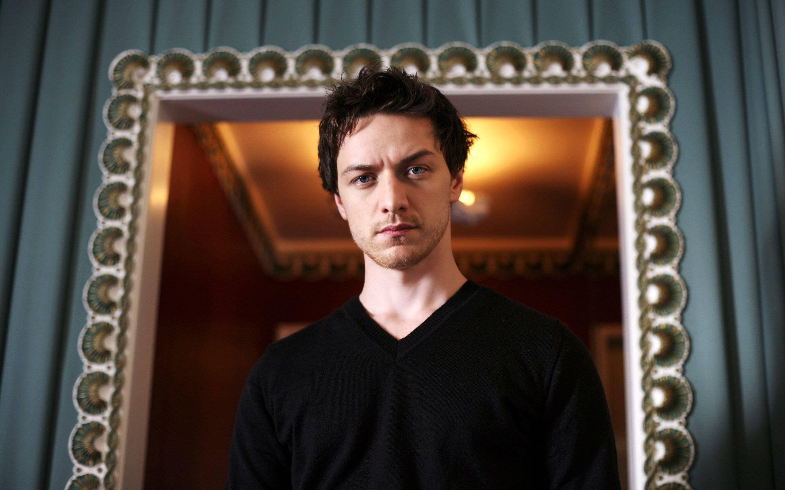 James McAvoy, black v-neck, ornate doorway, 2K Desktop Wallpaper