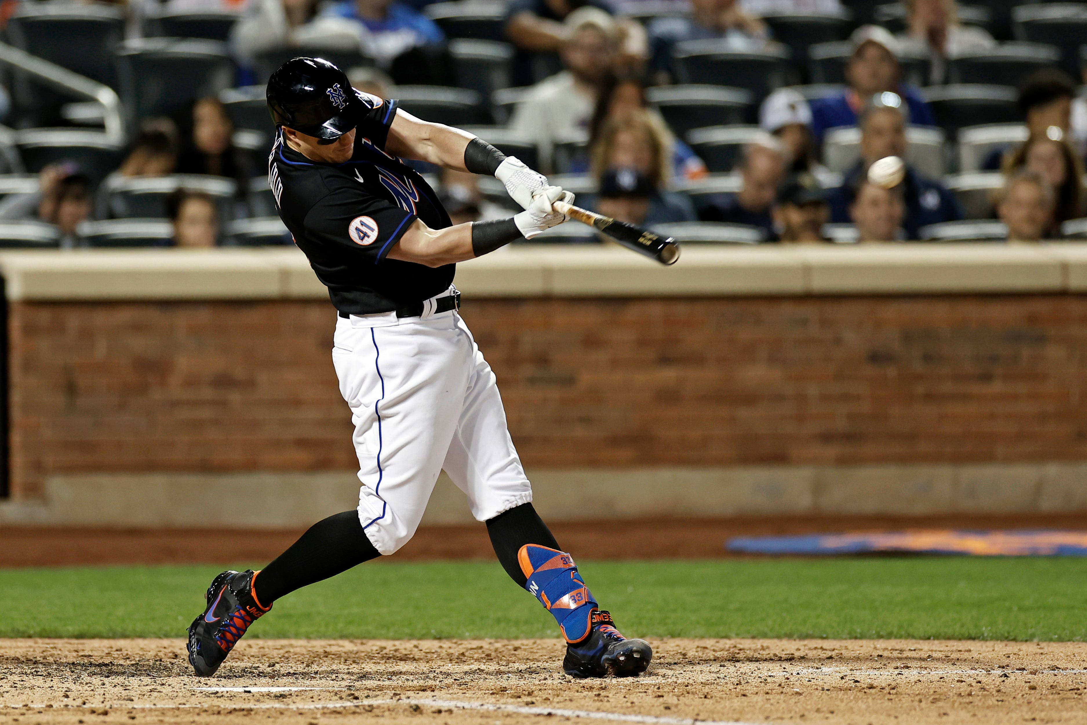 James McCann, black uniform, bat, 2K Desktop Wallpaper