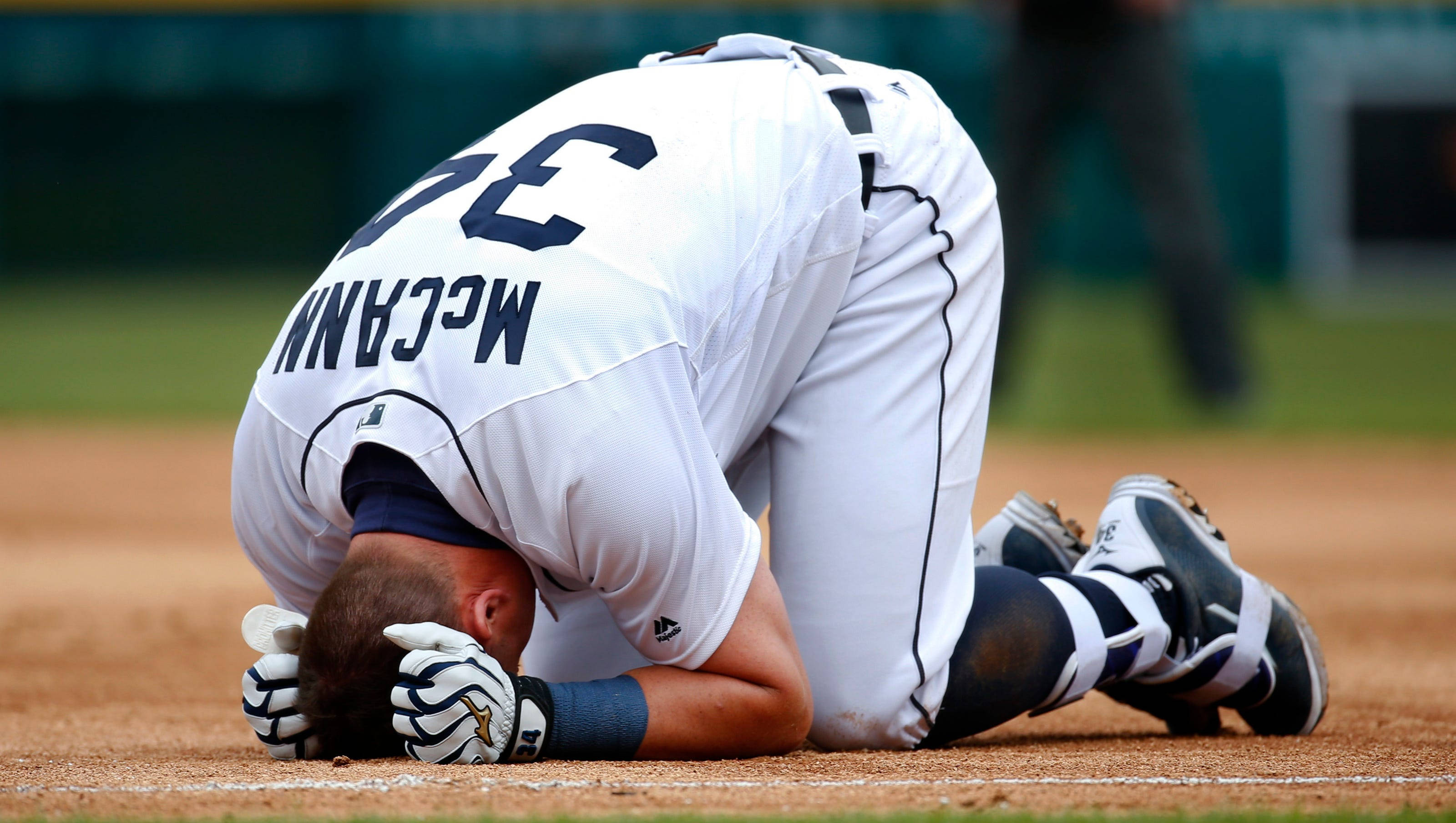 James McCann, baseball player, dirt field, 2K Desktop Wallpaper