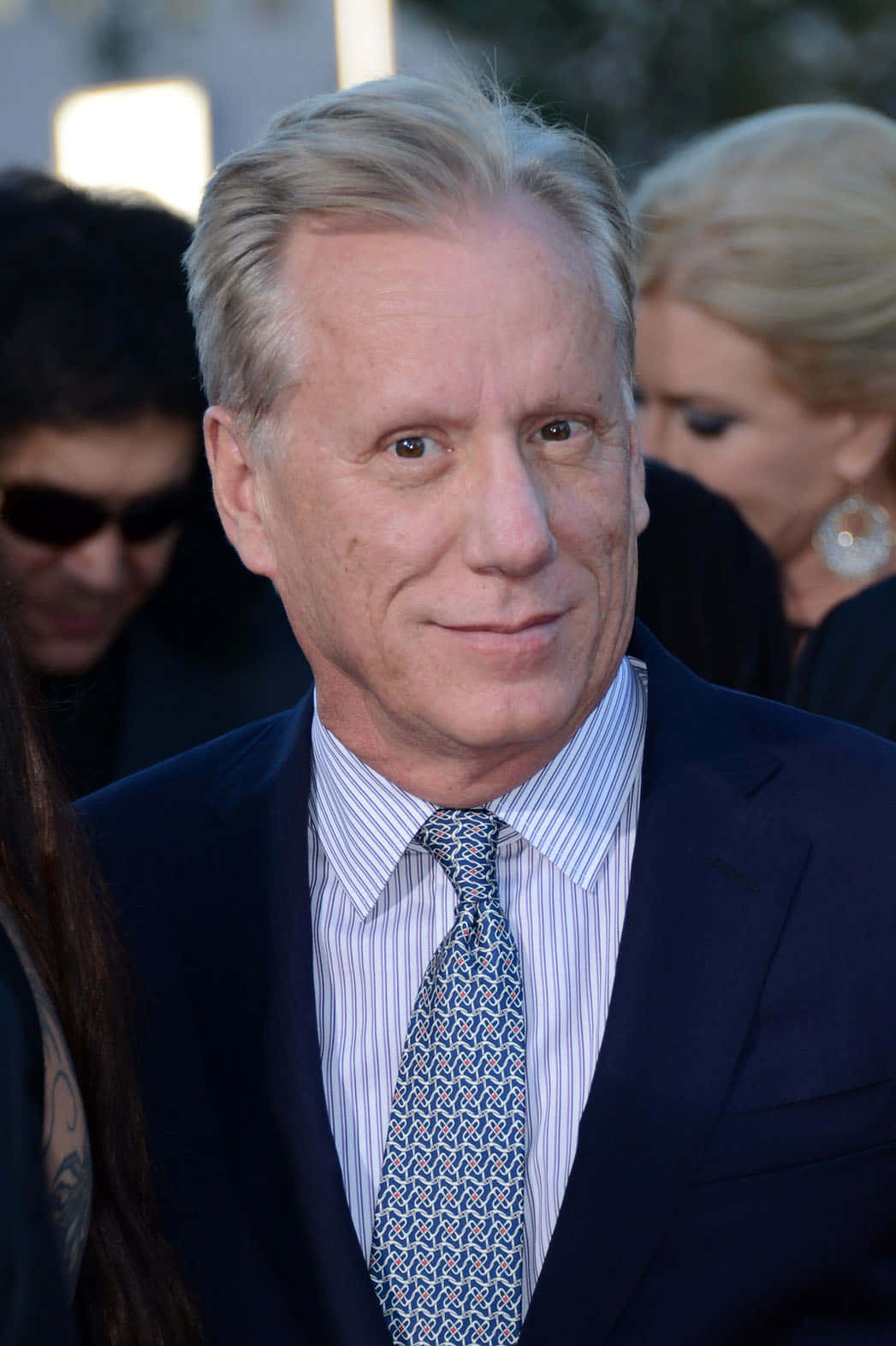 James Woods, gray hair, dark suit, HD Phone Wallpaper