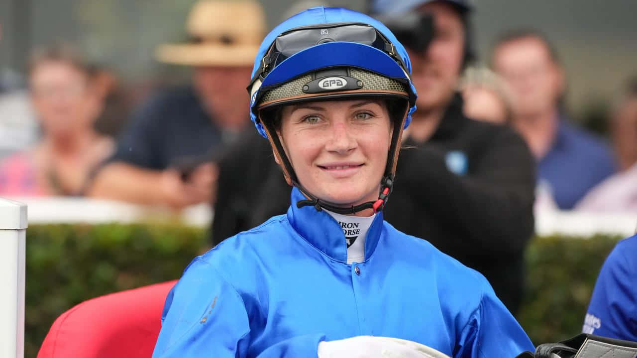 Jamie Kah, female jockey, bright blue racing uniform, HD Desktop Wallpaper