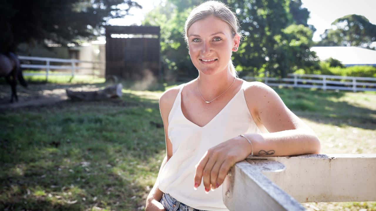 Jamie Kah, white tank top, sunlit rural yard, HD Desktop Wallpaper