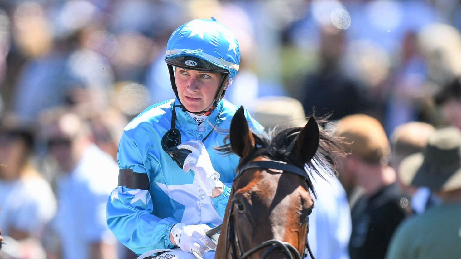 Jamie Kah, light blue star-patterned uniform, brown racehorse, HD Desktop Wallpaper
