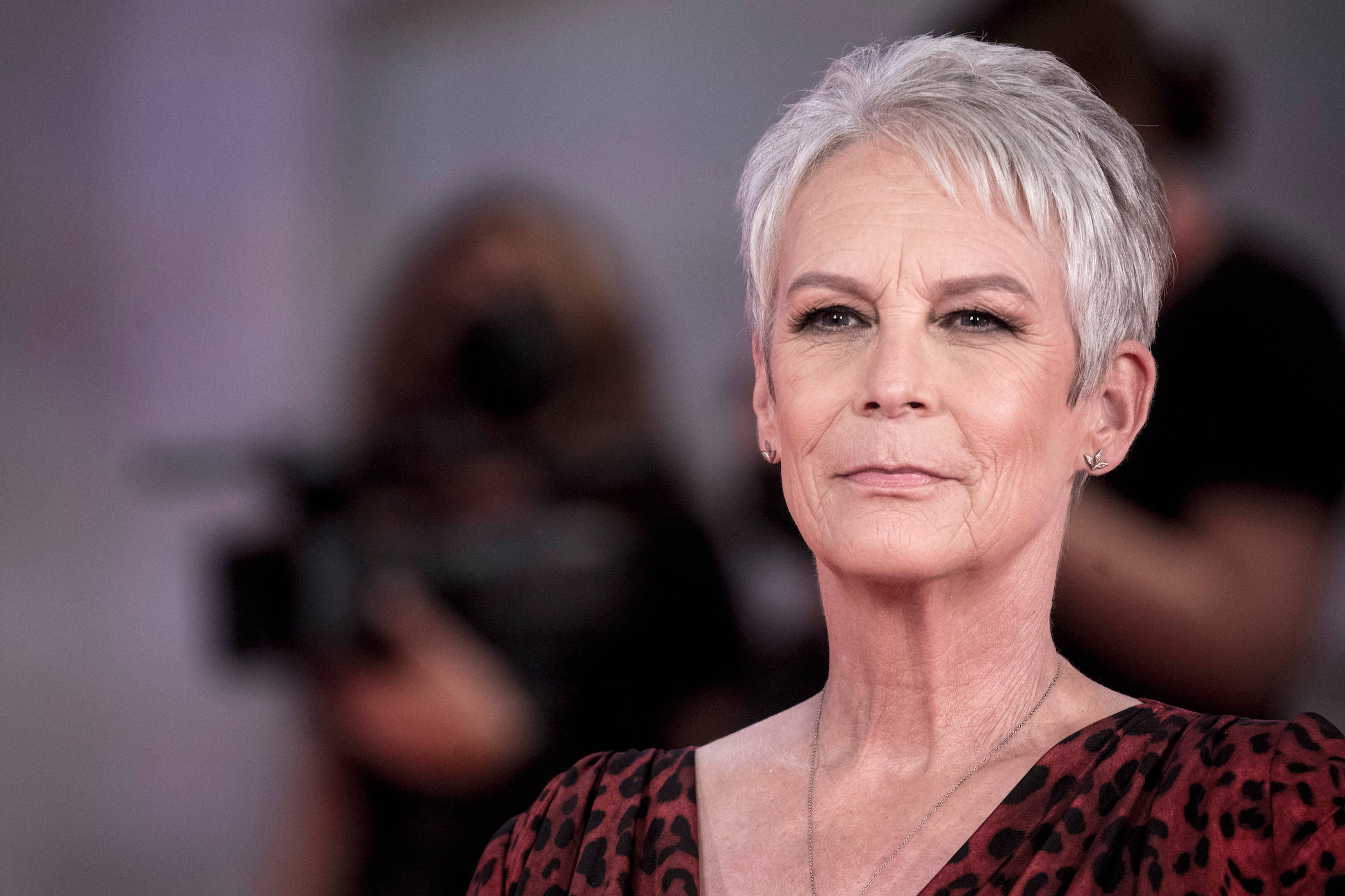 Jamie Lee Curtis, leopard print top, red carpet event, Full HD Desktop Wallpaper
