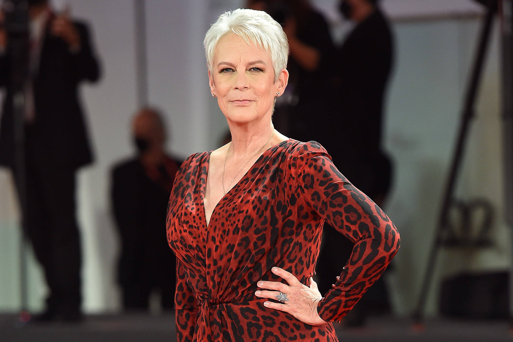 Jamie Lee Curtis, red leopard-print dress, red carpet event, Full HD Desktop Wallpaper