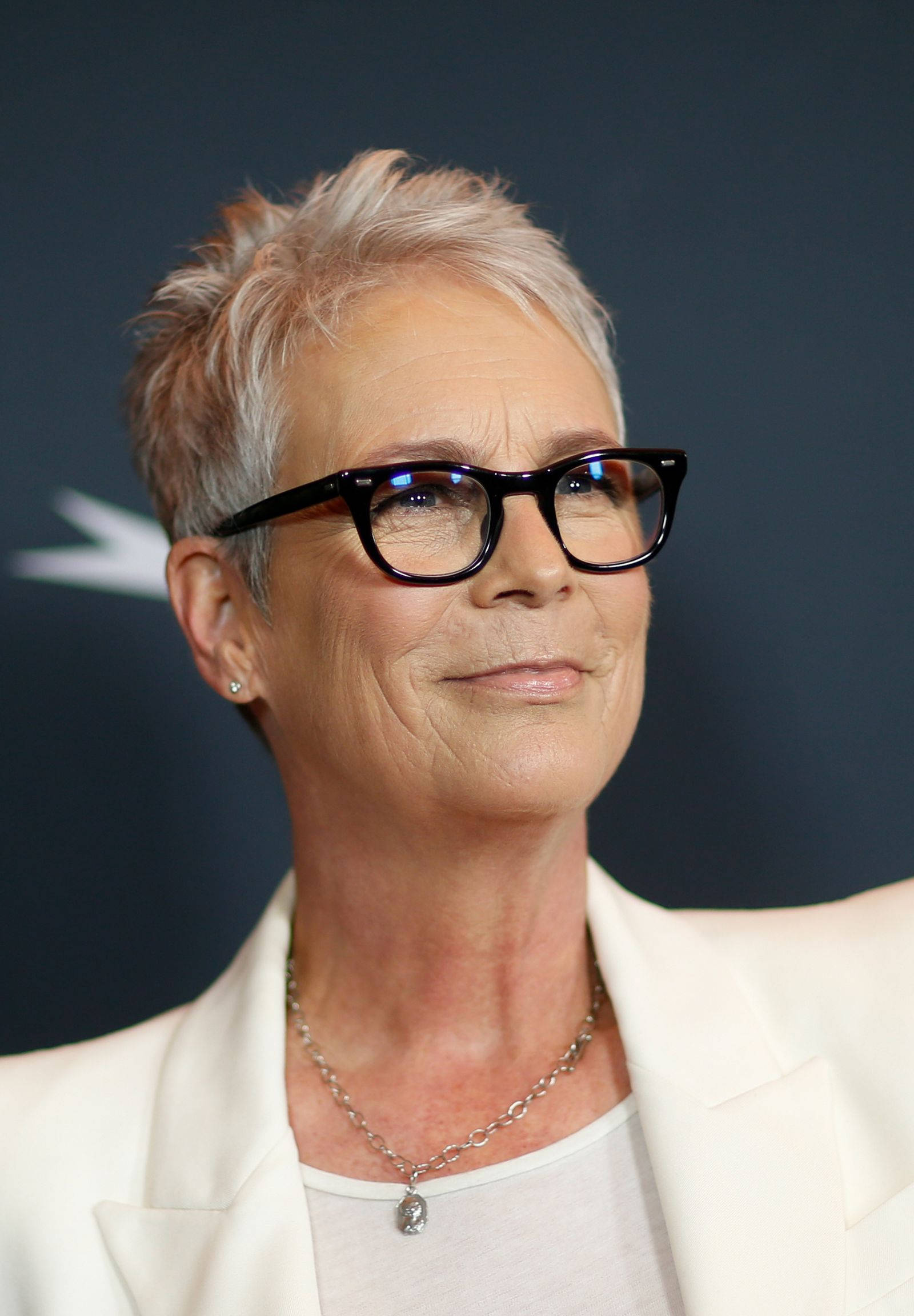 Jamie Lee Curtis, short gray hair, black-rimmed glasses, Full HD Phone Wallpaper
