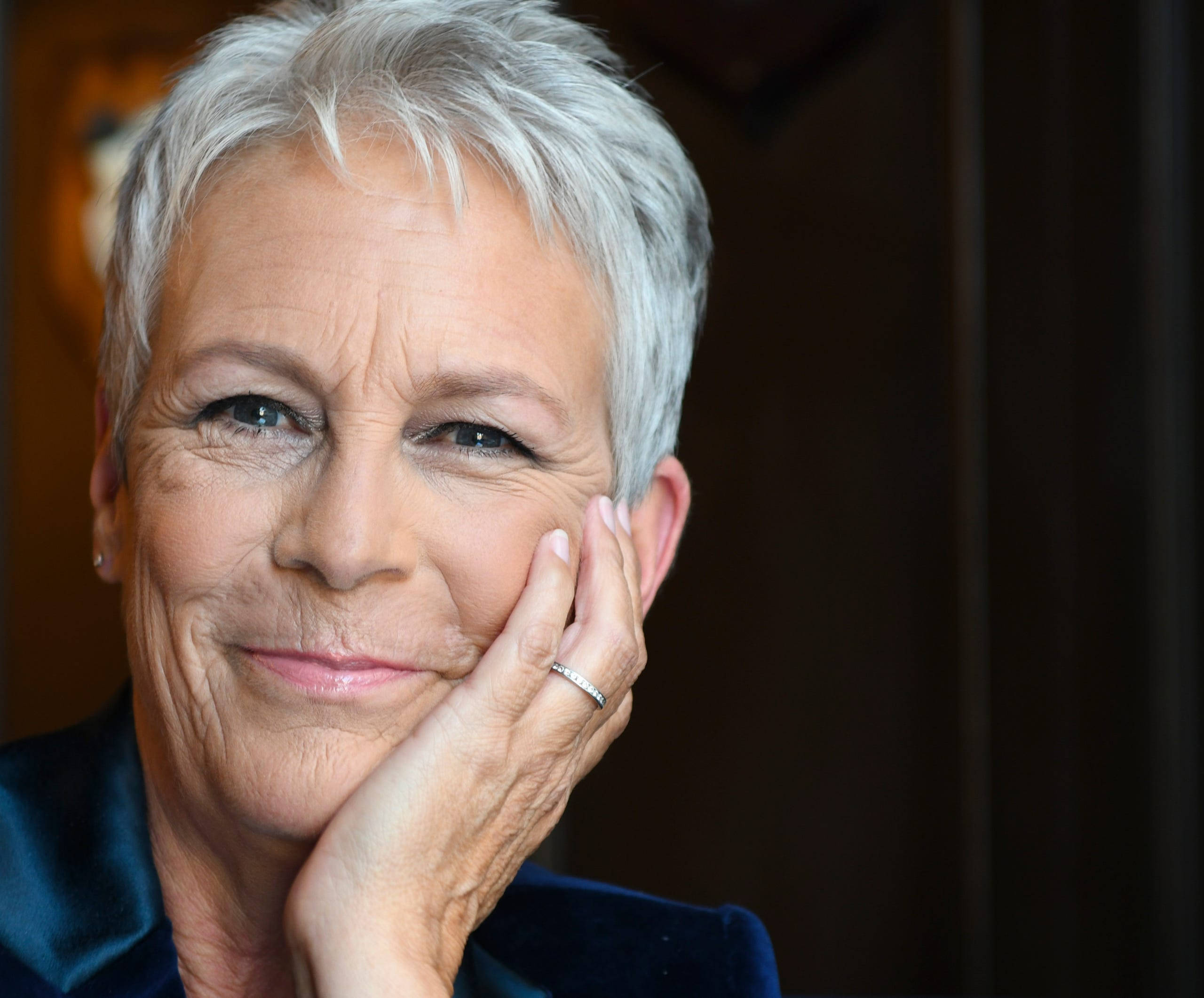 Jamie Lee Curtis, short gray hair, close-up portrait, 2K Desktop Wallpaper