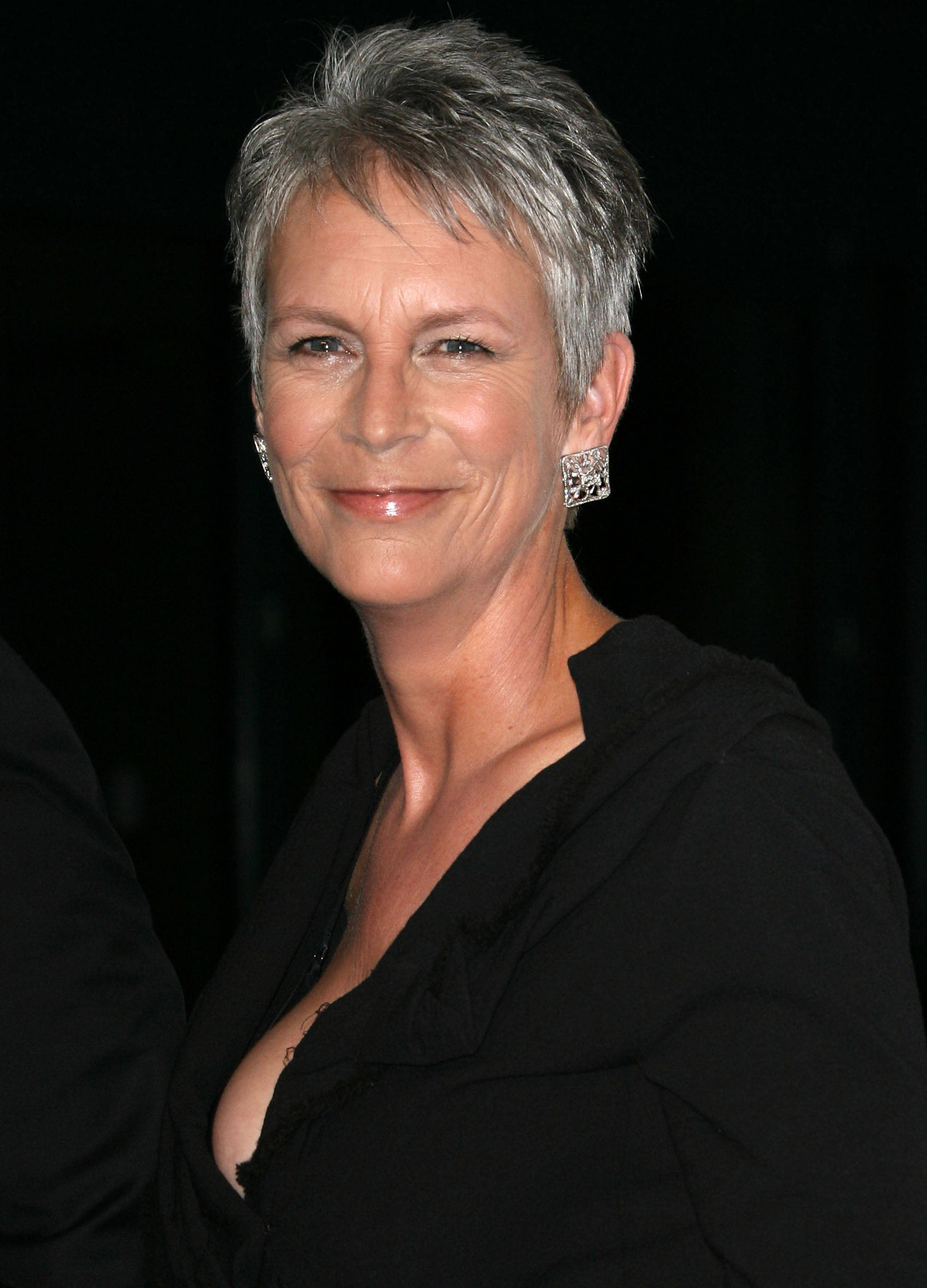 Jamie Lee Curtis, short gray hair, black top, 2K Phone Wallpaper