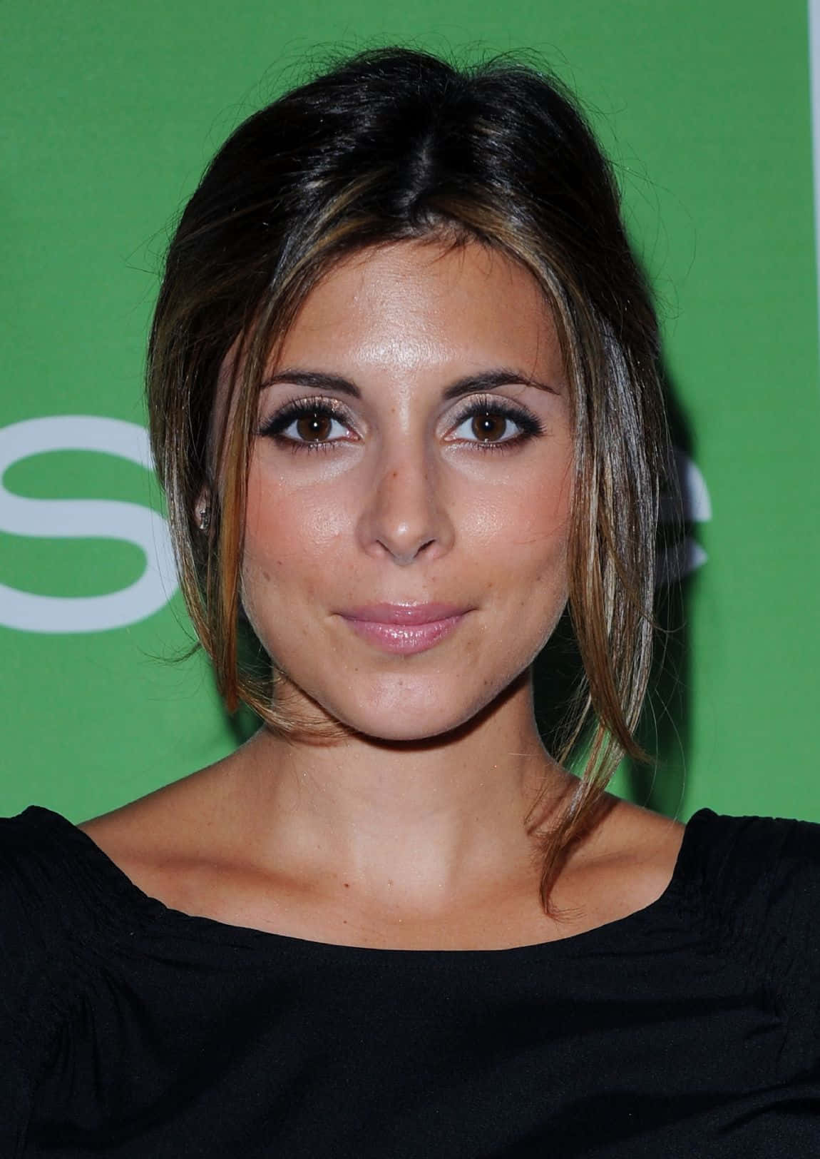 Jamie Lynn Sigler, black top, green background, HD Phone Wallpaper