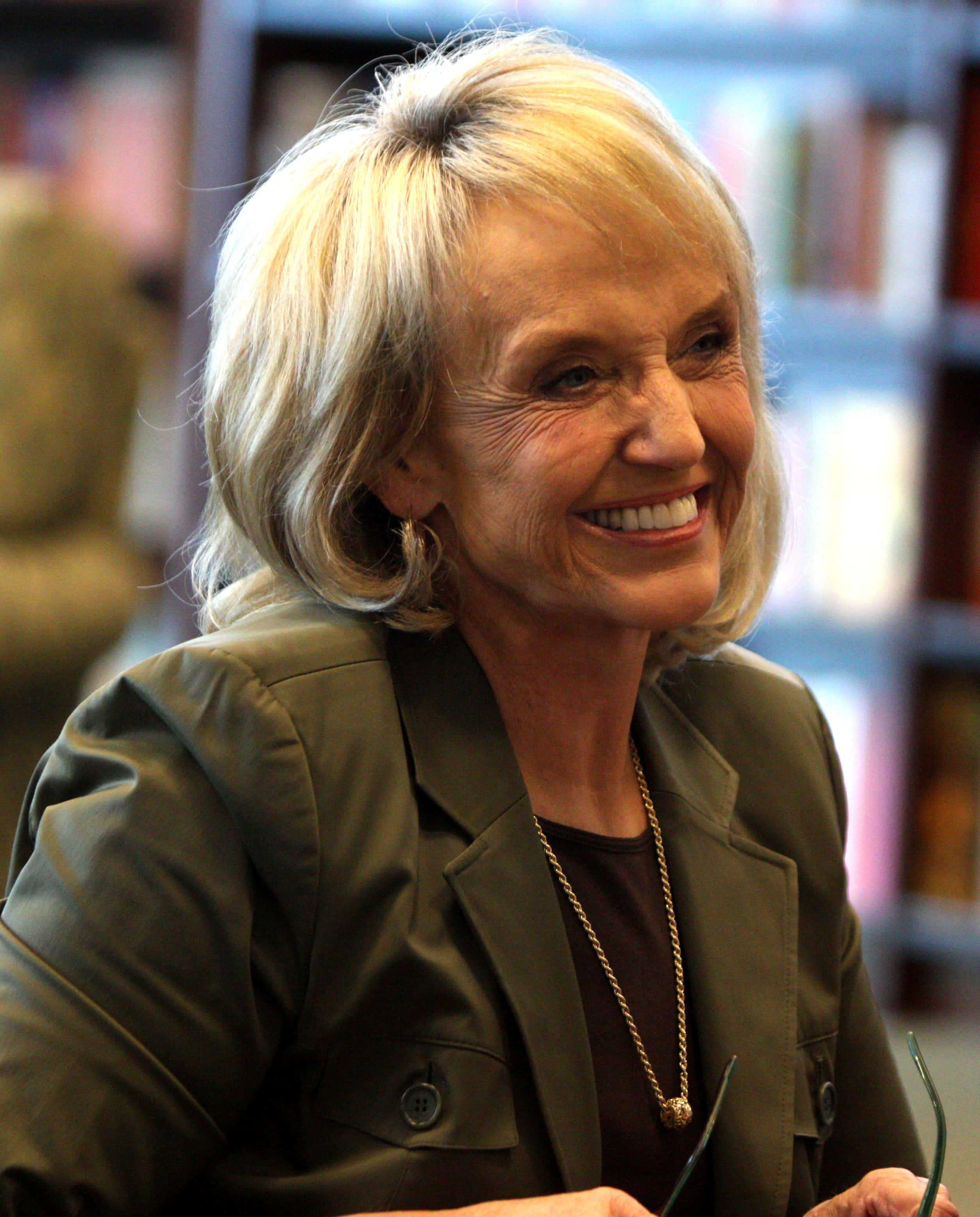 Jan Brewer, library, green jacket, 2K Phone Wallpaper