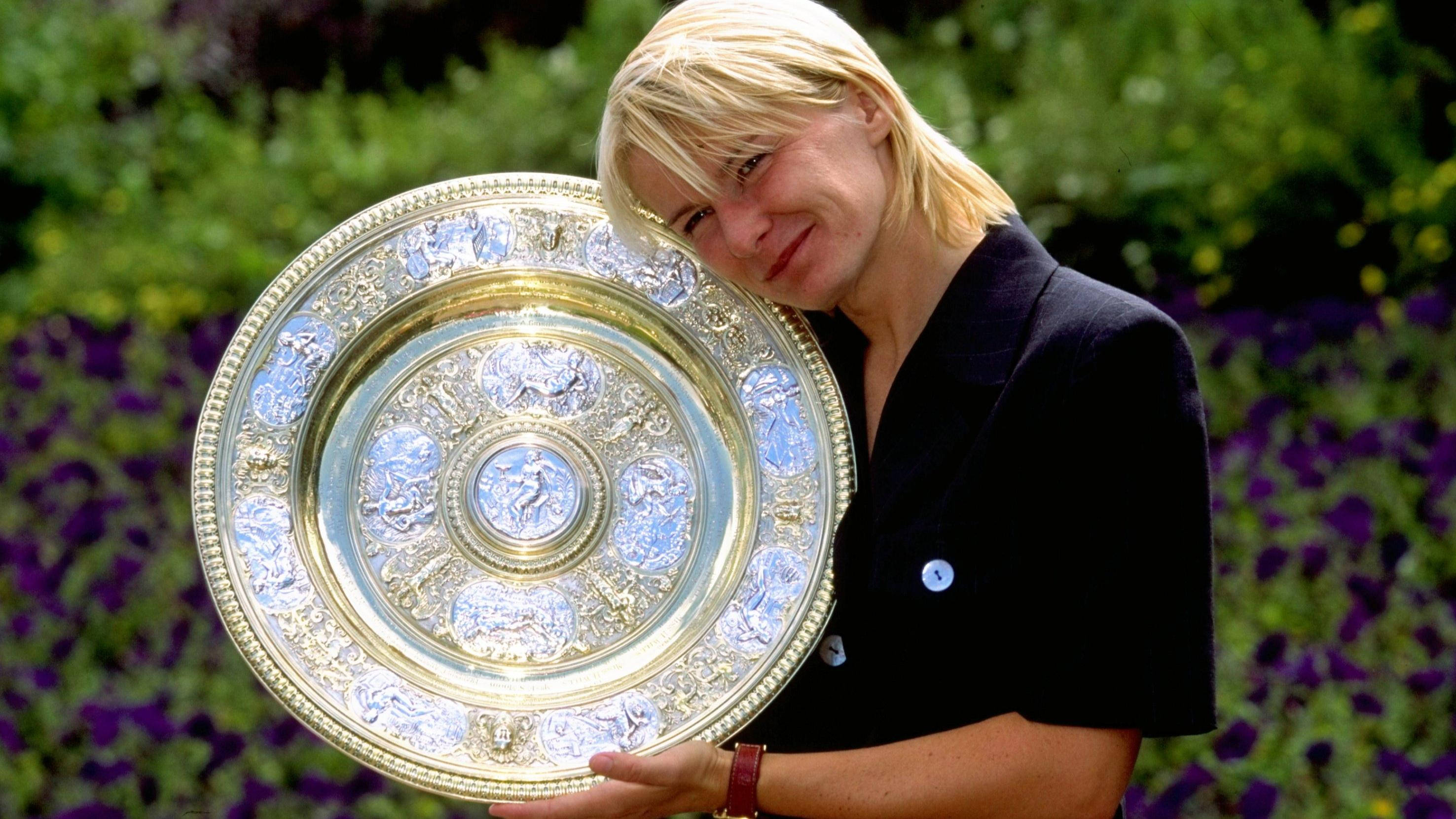 Jana Novotna, black blazer, ornate silver tennis trophy, 2K Desktop Wallpaper