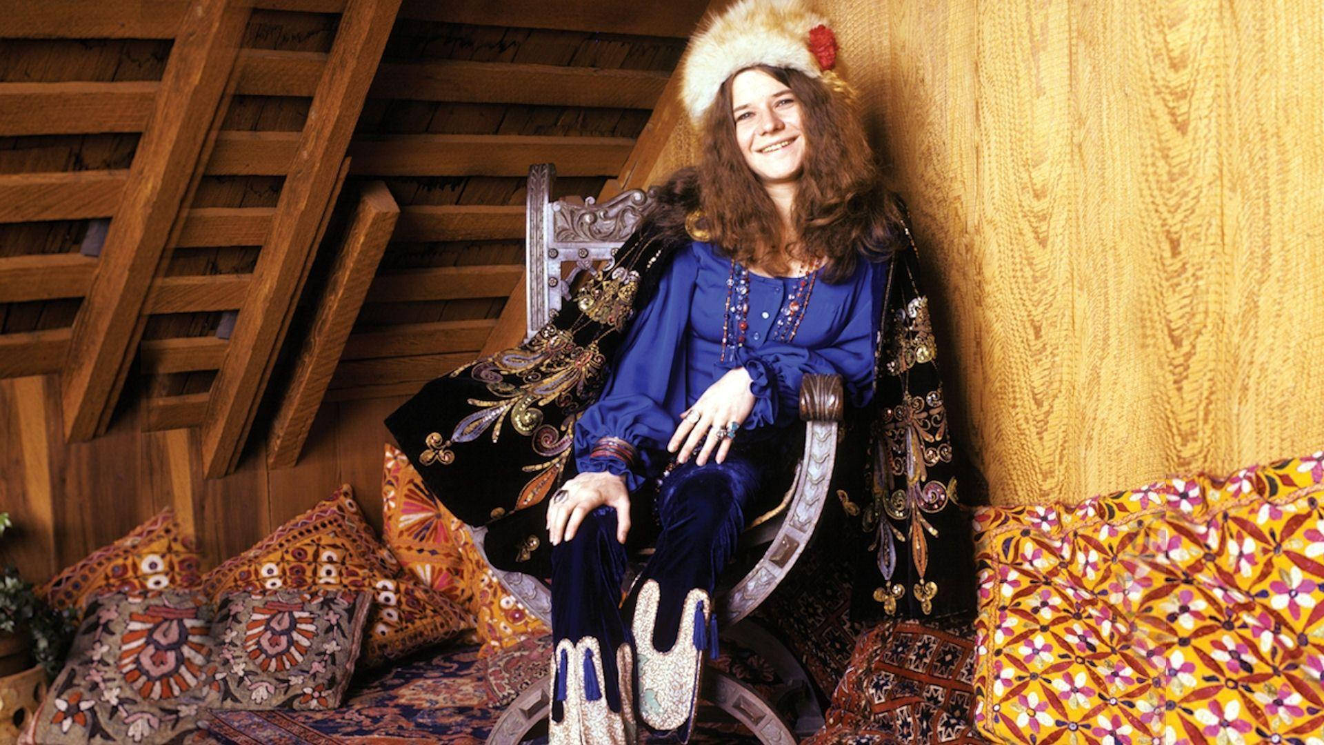 Janis Joplin, 1970s boho attire, ornate chair, Full HD Desktop Wallpaper