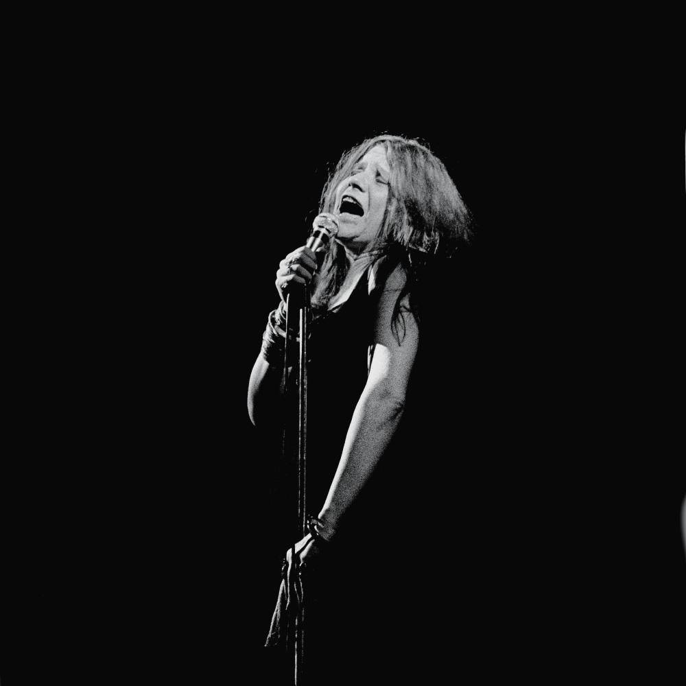 Janis Joplin, emotional, on stage, SD Desktop Wallpaper