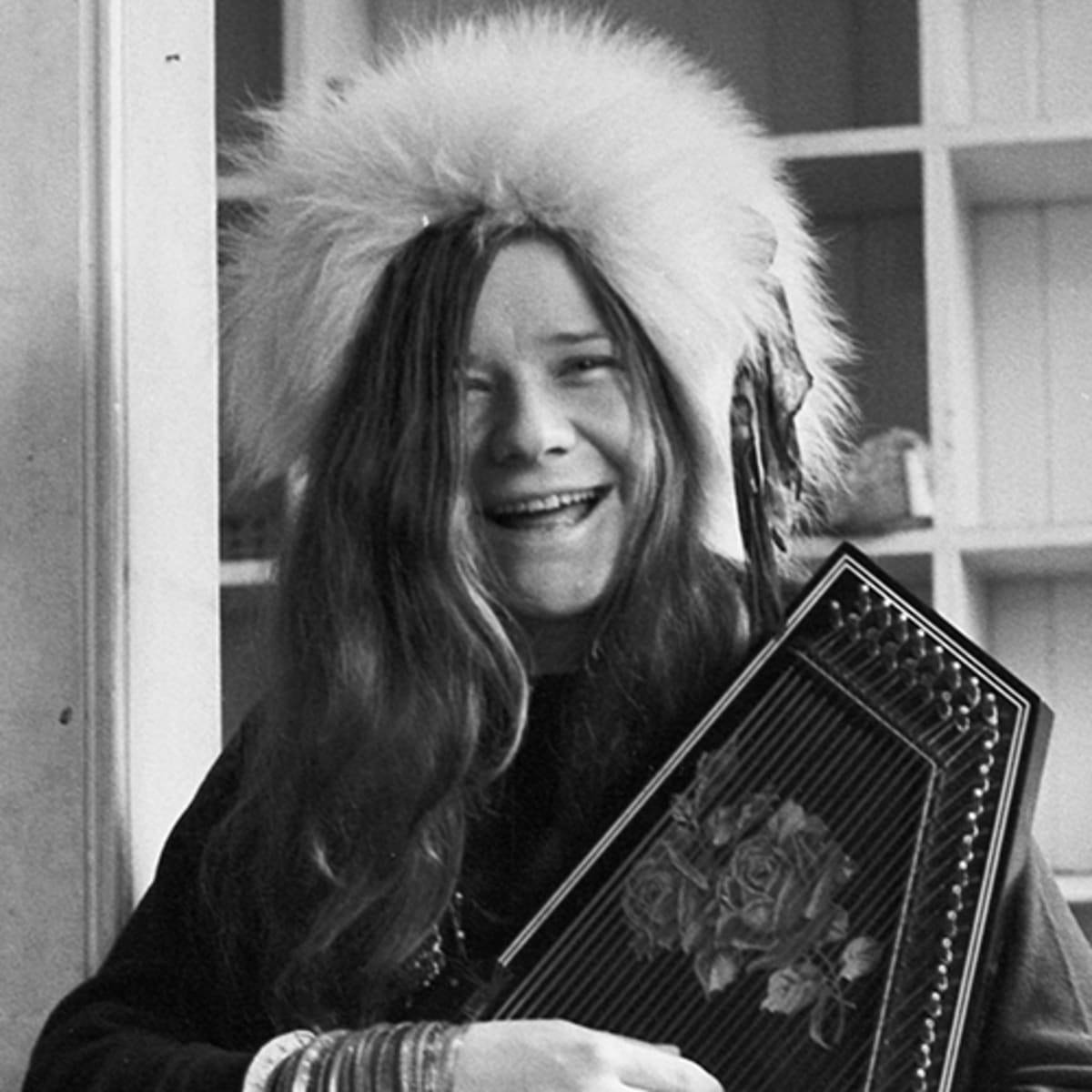 Janis Joplin, accordion, fluffy hat, SD Desktop Wallpaper