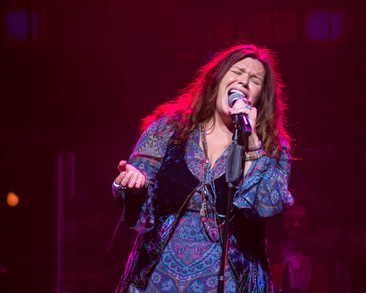 Janis Joplin, stage performance, vibrant red, HD Desktop Wallpaper