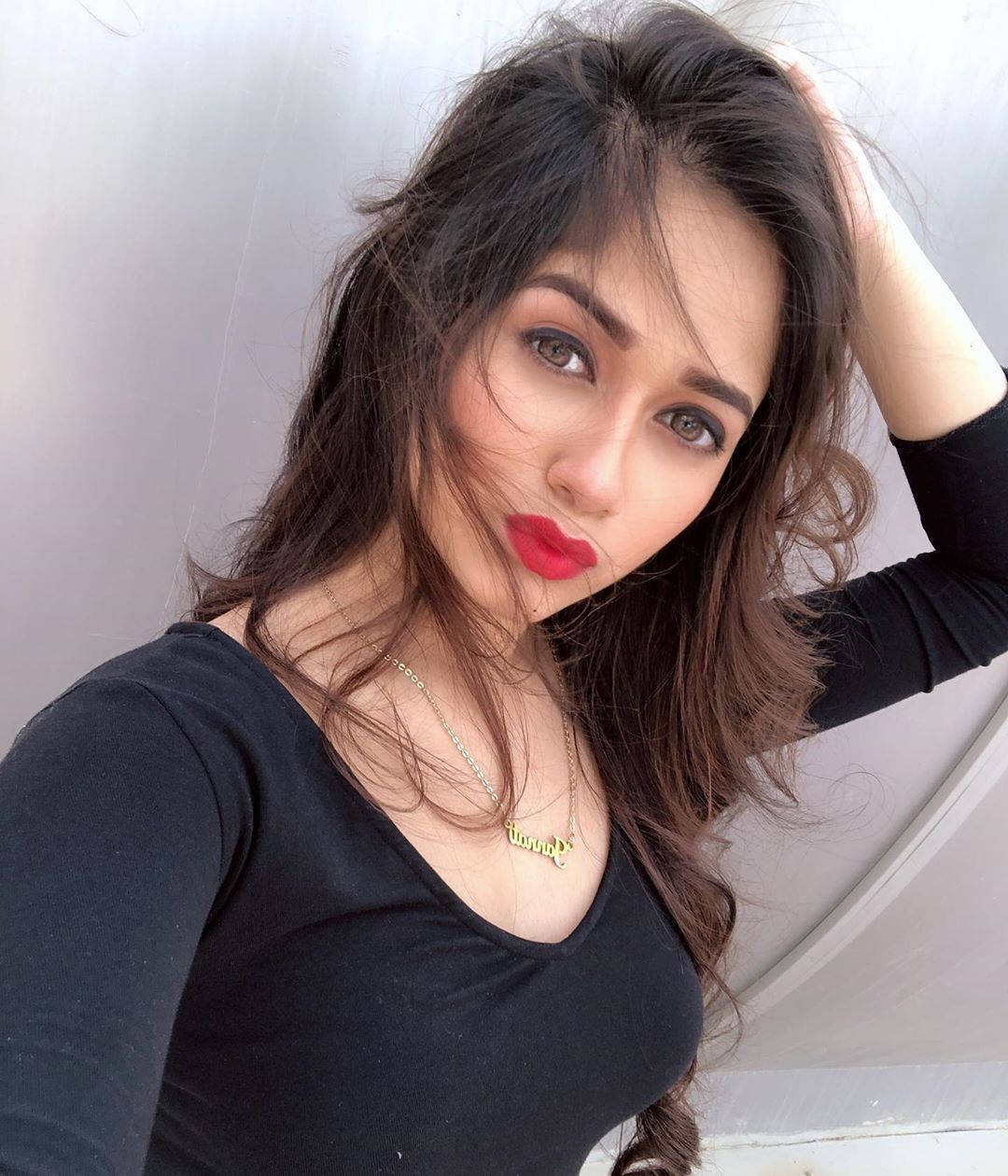 Jannat Zubair, dark wavy hair, bold red lips, SD Phone Wallpaper